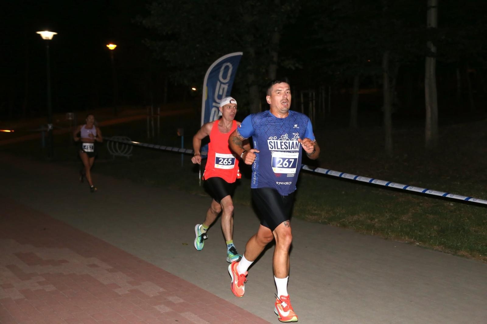 Zdjęcie w galerii na portalu naszwodzislaw.com: Noc pełna emocji i sportowej rywalizacji. XII ERIGO Nocny Bieg z Gwiazdami przeszedł do historii [FOTO] wiadomości z regionu