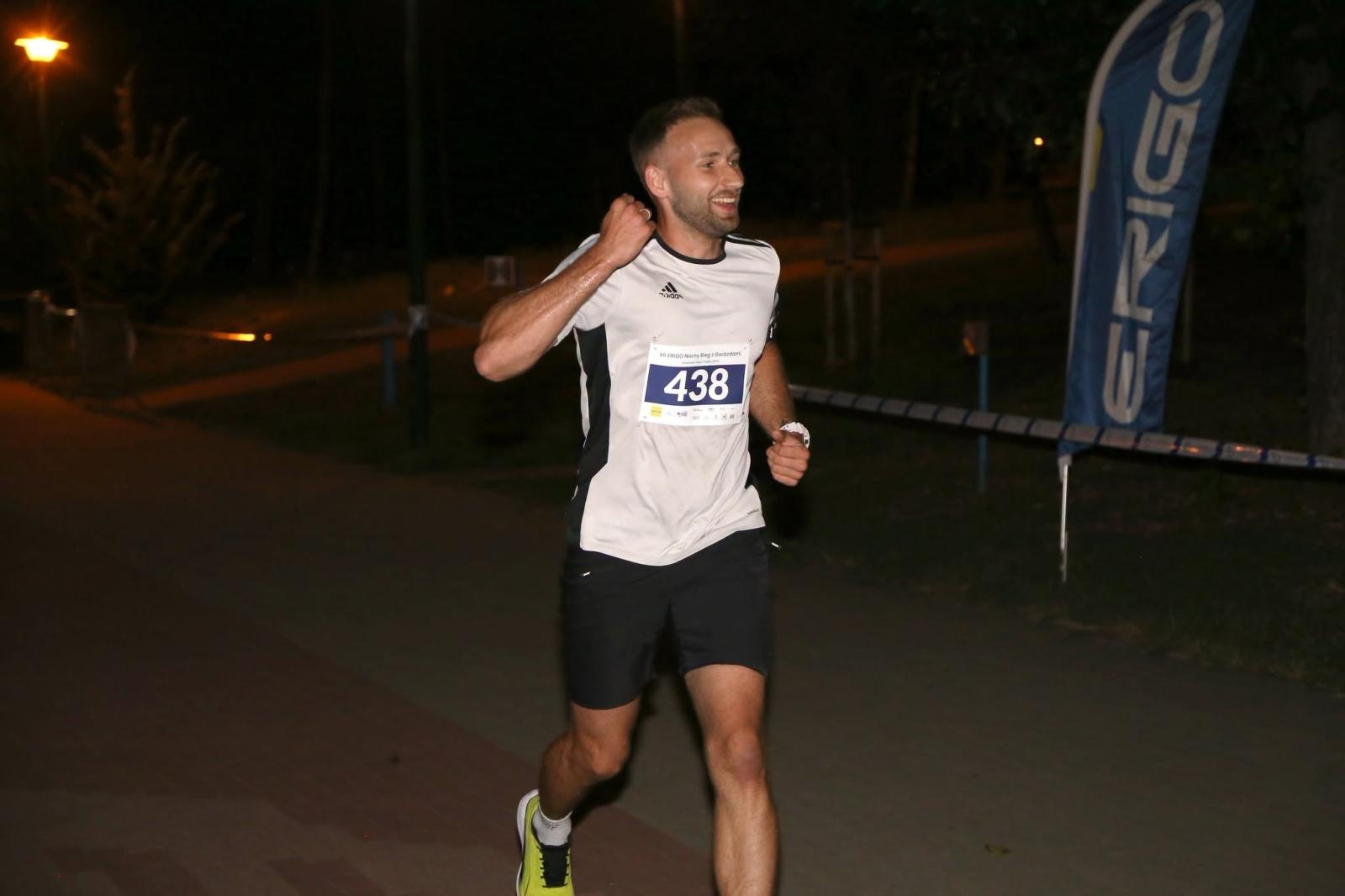 Zdjęcie w galerii na portalu naszwodzislaw.com: Noc pełna emocji i sportowej rywalizacji. XII ERIGO Nocny Bieg z Gwiazdami przeszedł do historii [FOTO] wiadomości z regionu