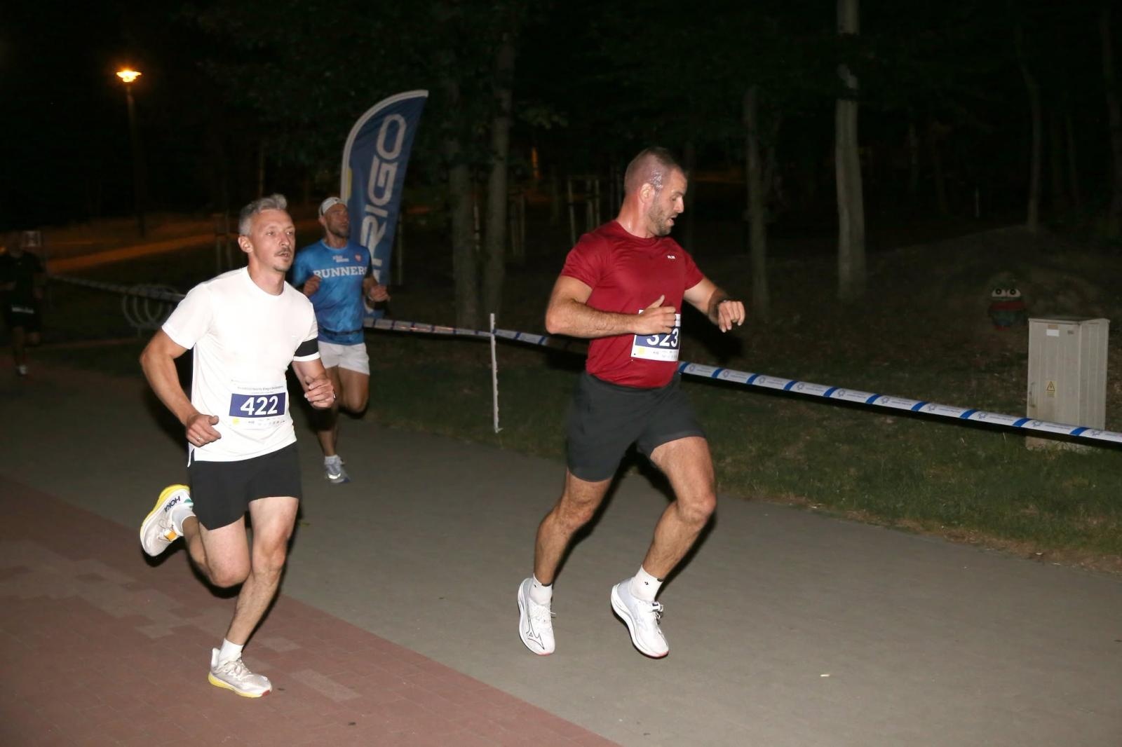 Zdjęcie w galerii na portalu naszwodzislaw.com: Noc pełna emocji i sportowej rywalizacji. XII ERIGO Nocny Bieg z Gwiazdami przeszedł do historii [FOTO] wiadomości z regionu