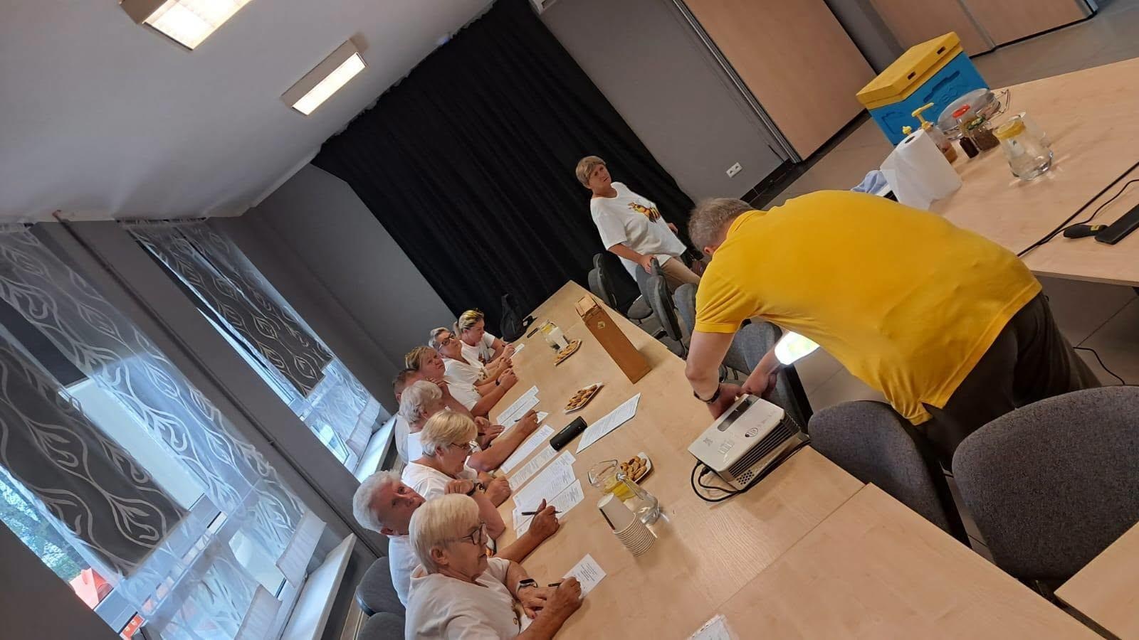 Zdjęcie w galerii na portalu naszwodzislaw.com: Pszczoły, miód i wiedza. Kolejne warsztaty pszczelarskie w Bukowie za nami wiadomości z regionu