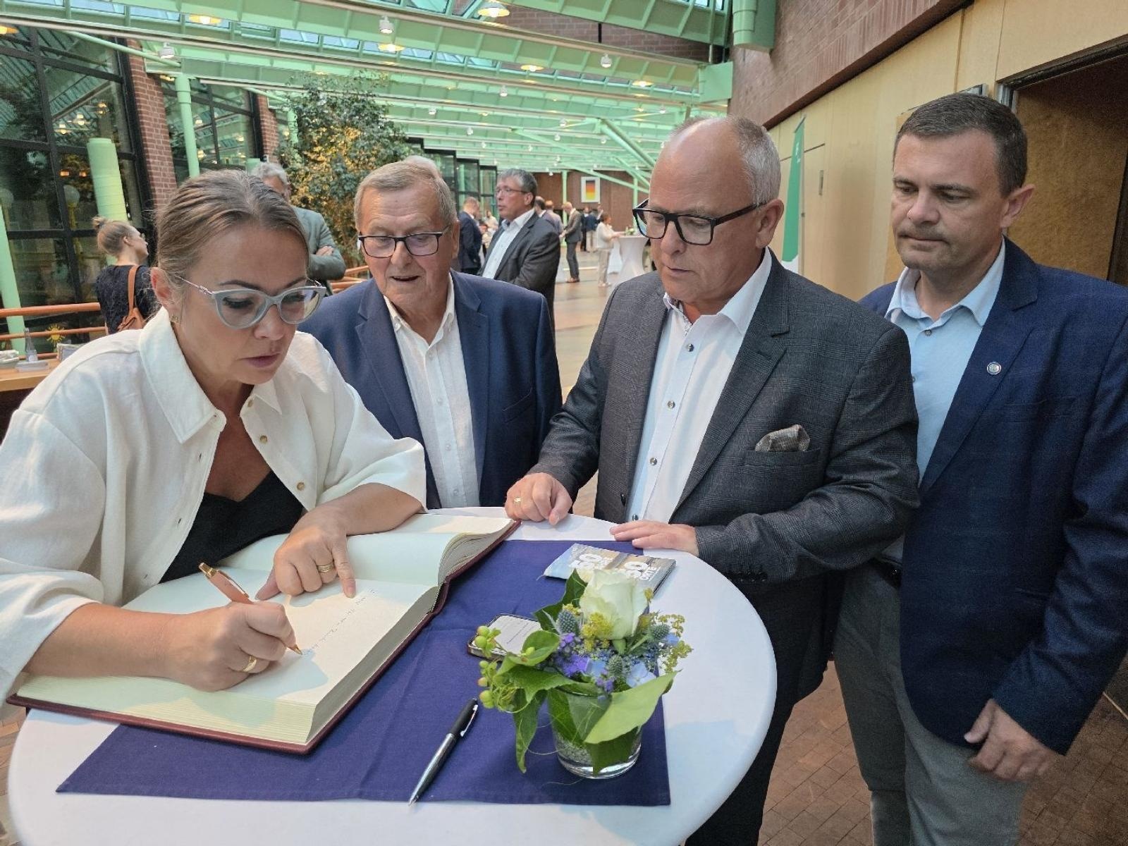 Zdjęcie w galerii na portalu naszwodzislaw.com: 25 lat partnerstwa i nowy rozdział współpracy. Powiat Wodzisławski podpisał ważną umowę w Niemczech wiadomości z regionu