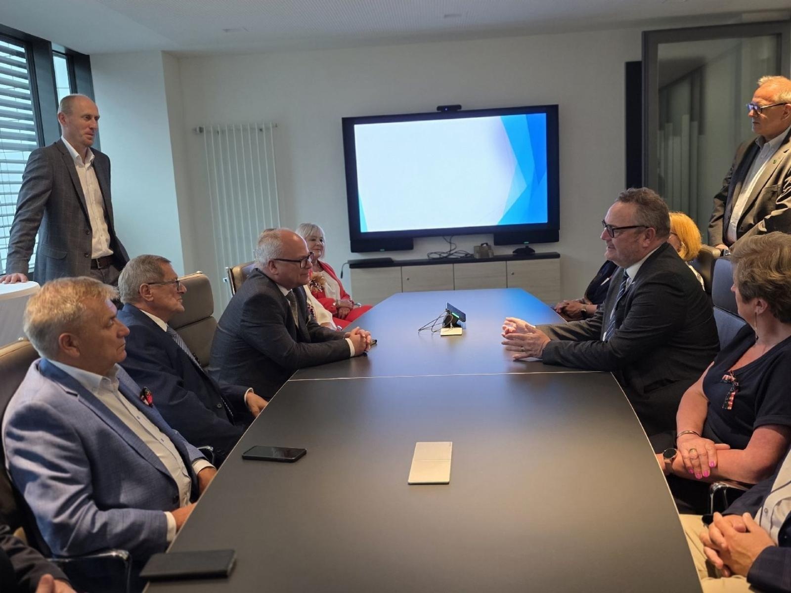 Zdjęcie w galerii na portalu naszwodzislaw.com: 25 lat partnerstwa i nowy rozdział współpracy. Powiat Wodzisławski podpisał ważną umowę w Niemczech wiadomości z regionu
