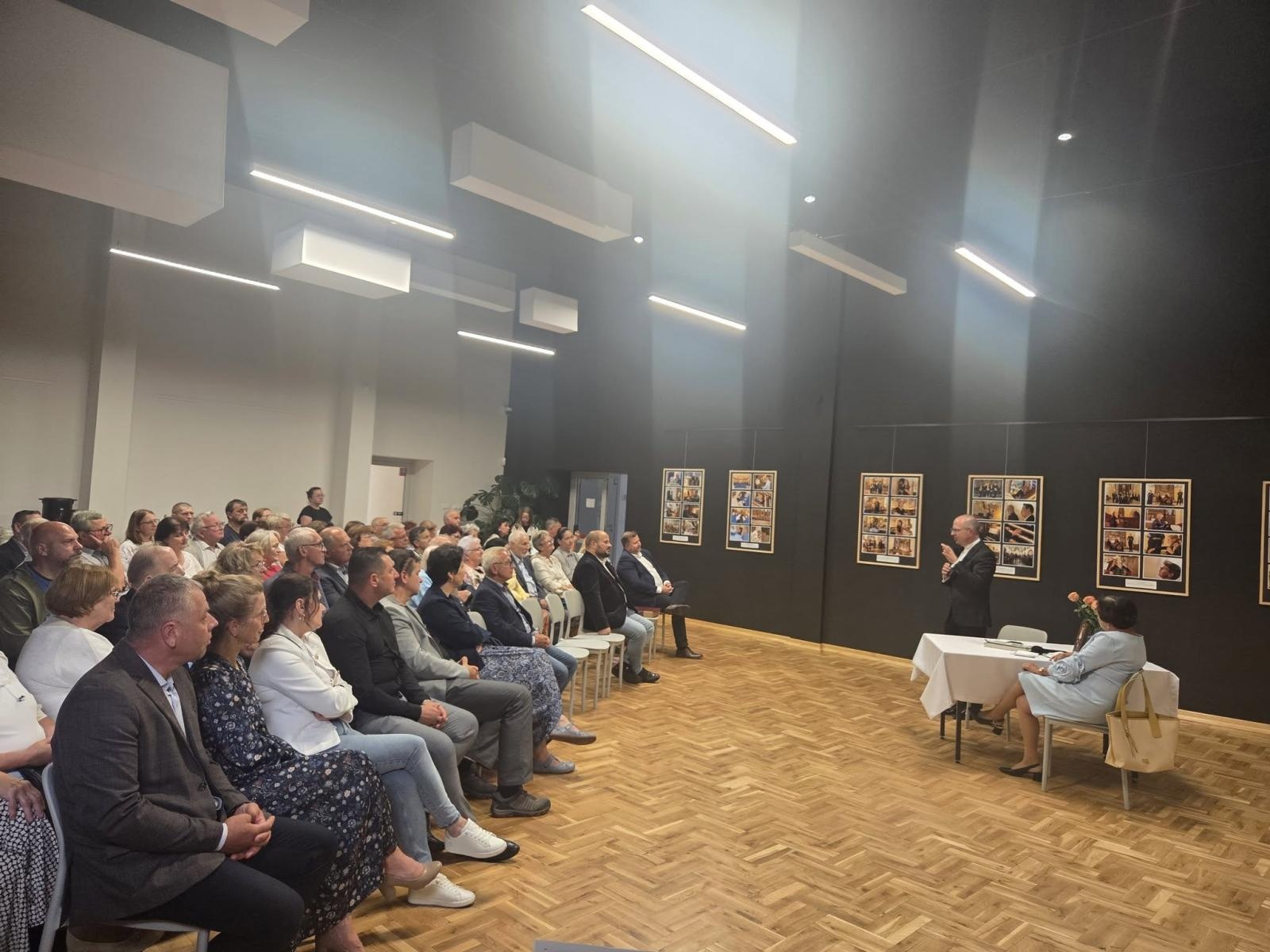Zdjęcie w galerii na portalu naszwodzislaw.com: Fotografia, muzyka i modlitwa spotkały się w Turzy Śląskiej. Wyjątkowy wieczór z Festiwalem Fide et Amore wiadomości z regionu