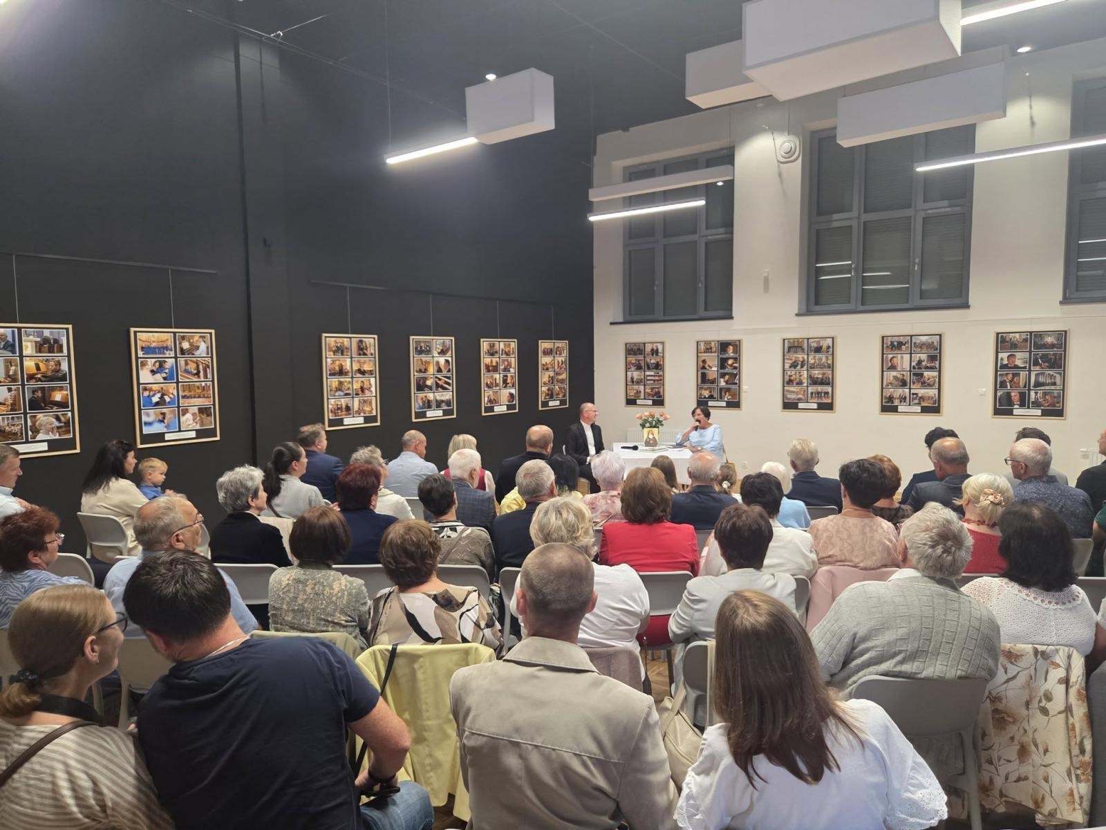 Zdjęcie w galerii na portalu naszwodzislaw.com: Fotografia, muzyka i modlitwa spotkały się w Turzy Śląskiej. Wyjątkowy wieczór z Festiwalem Fide et Amore wiadomości z regionu