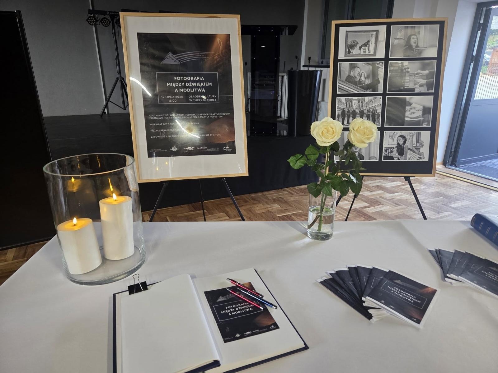 Zdjęcie w galerii na portalu naszwodzislaw.com: Fotografia, muzyka i modlitwa spotkały się w Turzy Śląskiej. Wyjątkowy wieczór z Festiwalem Fide et Amore wiadomości z regionu
