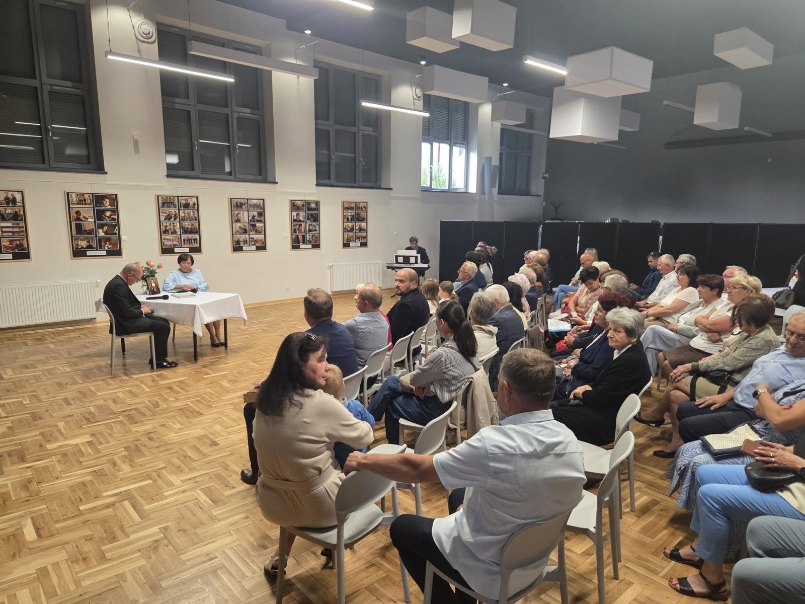 Zdjęcie w galerii na portalu naszwodzislaw.com: Fotografia, muzyka i modlitwa spotkały się w Turzy Śląskiej. Wyjątkowy wieczór z Festiwalem Fide et Amore wiadomości z regionu