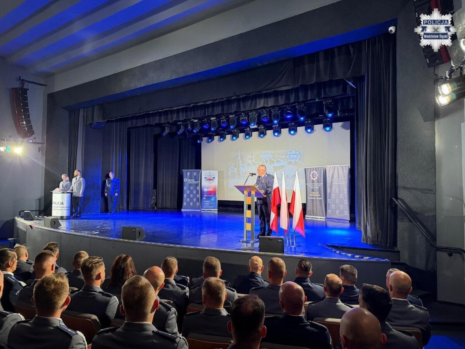 Zdjęcie w galerii na portalu naszwodzislaw.com: 74 awanse i wyjątkowe wyróżnienia. W Wodzisławiu uhonorowano policjantów wiadomości z regionu
