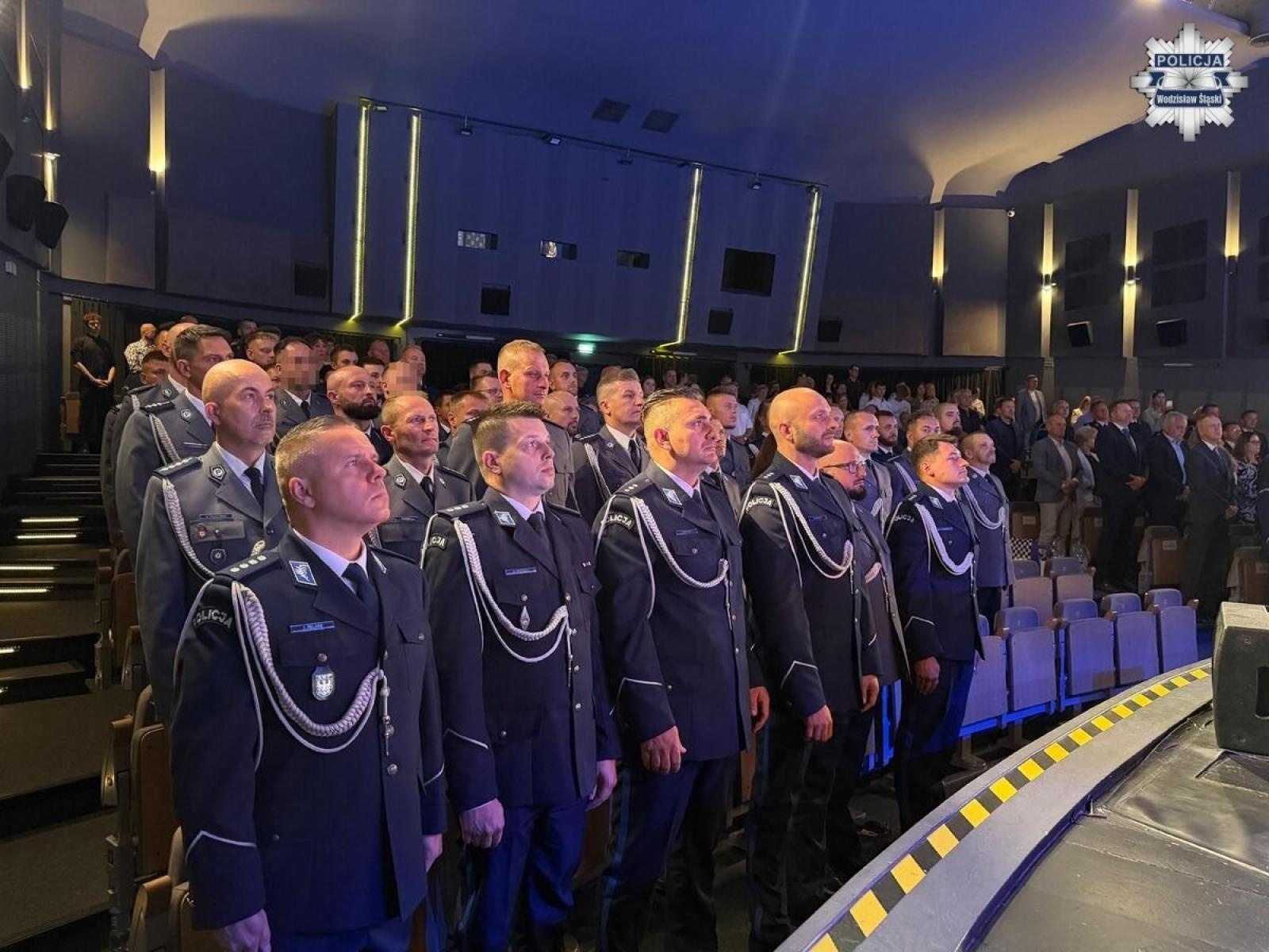Zdjęcie w galerii na portalu naszwodzislaw.com: 74 awanse i wyjątkowe wyróżnienia. W Wodzisławiu uhonorowano policjantów wiadomości z regionu