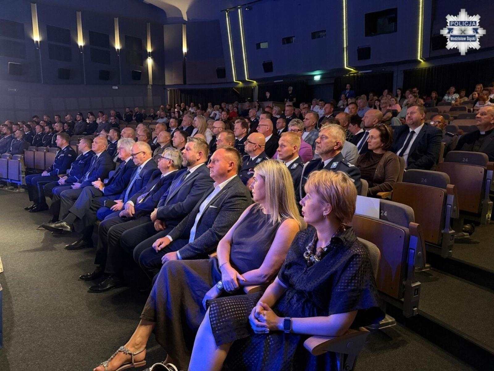 Zdjęcie w galerii na portalu naszwodzislaw.com: 74 awanse i wyjątkowe wyróżnienia. W Wodzisławiu uhonorowano policjantów wiadomości z regionu