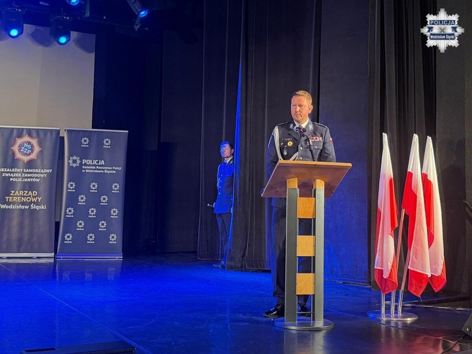 Zdjęcie w galerii na portalu naszwodzislaw.com: 74 awanse i wyjątkowe wyróżnienia. W Wodzisławiu uhonorowano policjantów wiadomości z regionu