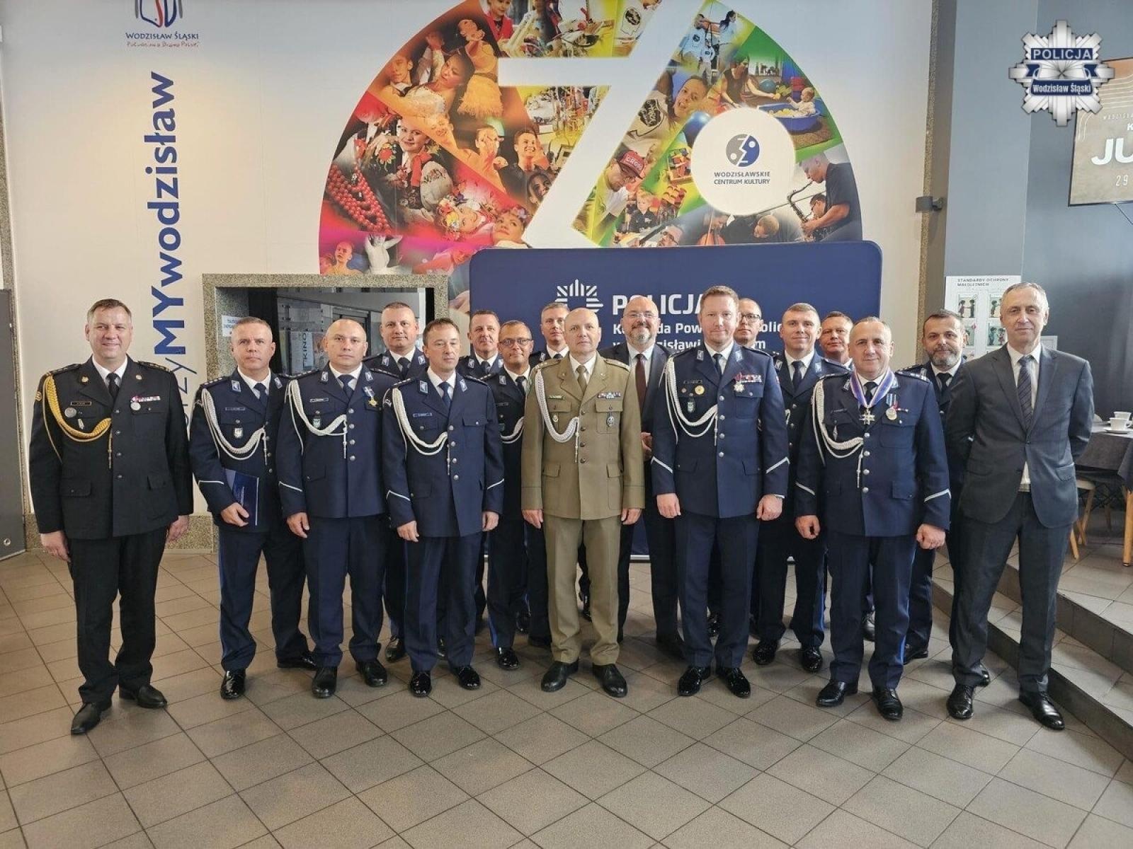 Zdjęcie w galerii na portalu naszwodzislaw.com: 74 awanse i wyjątkowe wyróżnienia. W Wodzisławiu uhonorowano policjantów wiadomości z regionu