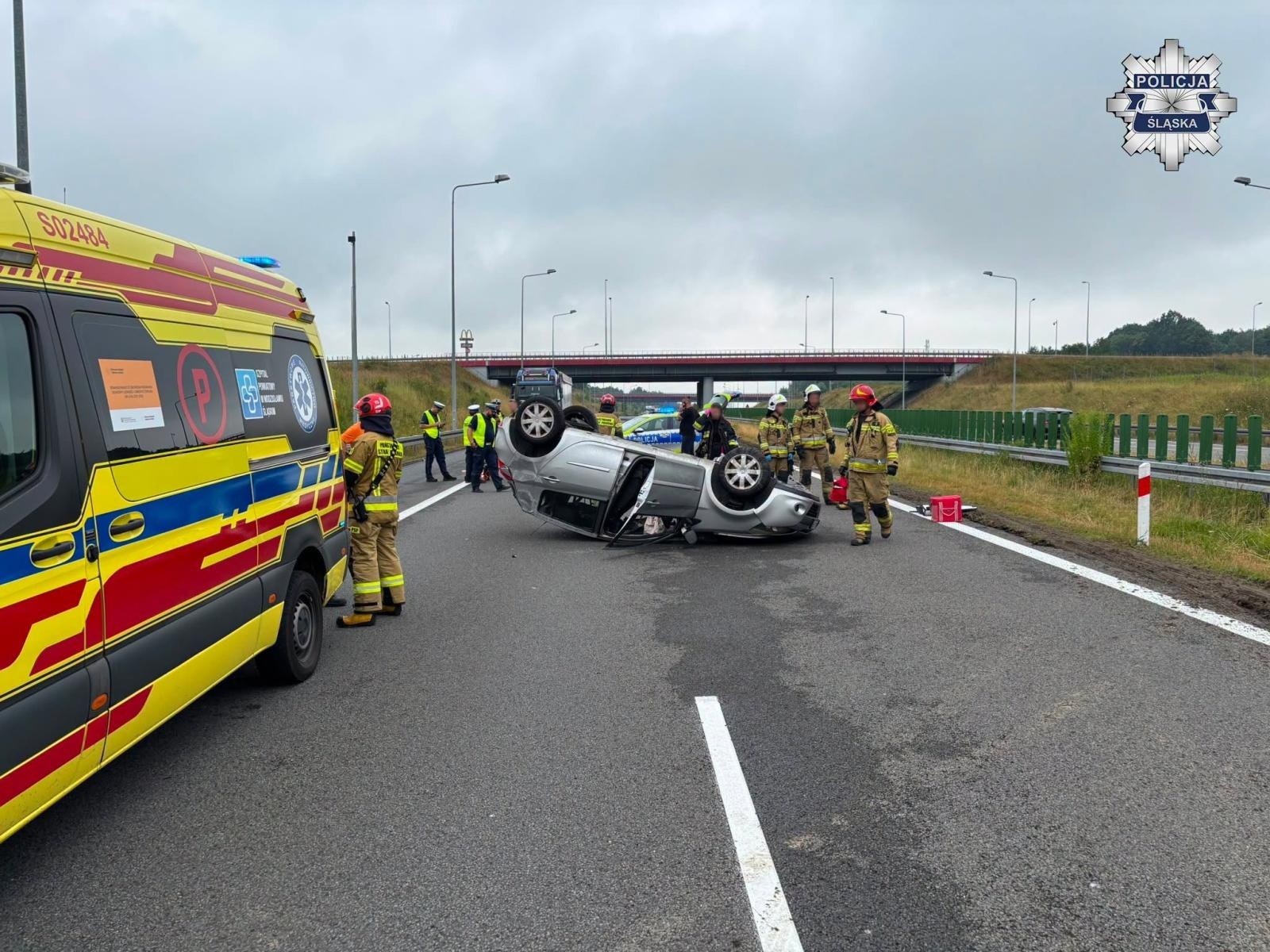 Zdjęcie w galerii na portalu naszwodzislaw.com: Dachowanie na A1 po zderzeniu z ciężarówką. Autostrada w kierunku Katowic zablokowana wiadomości z regionu