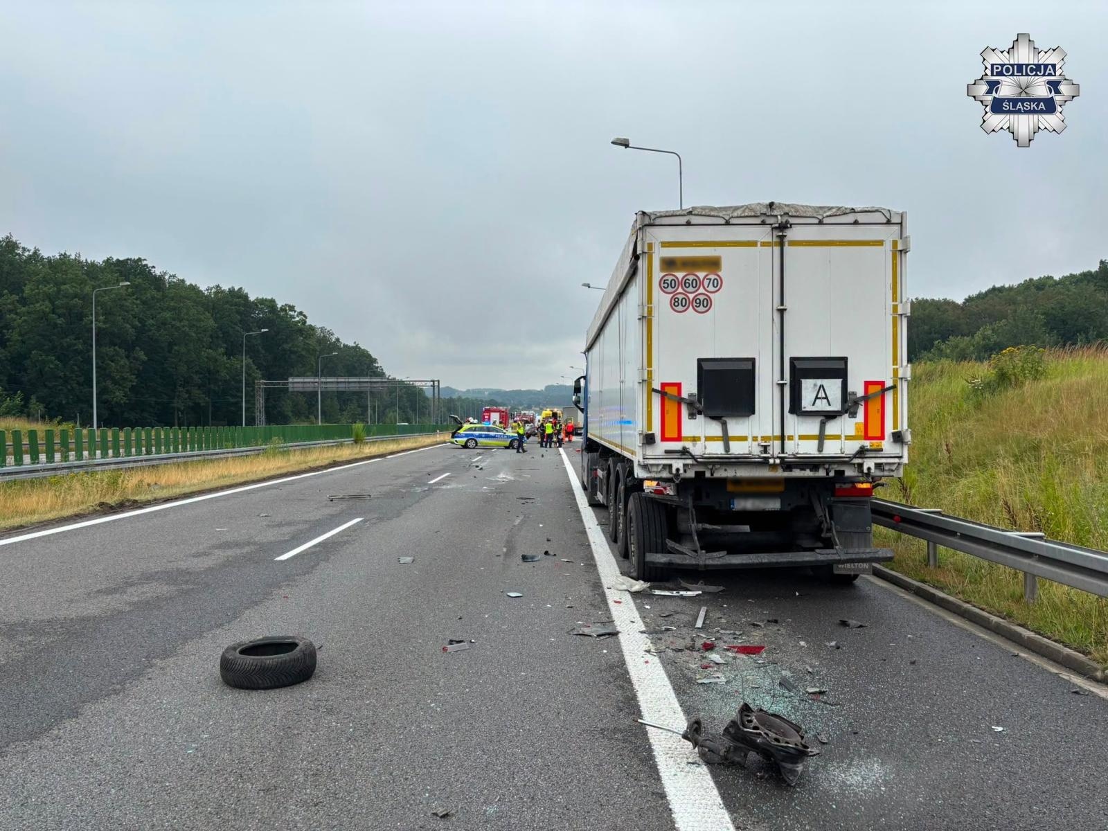 Zdjęcie w galerii na portalu naszwodzislaw.com: Dachowanie na A1 po zderzeniu z ciężarówką. Autostrada w kierunku Katowic zablokowana wiadomości z regionu