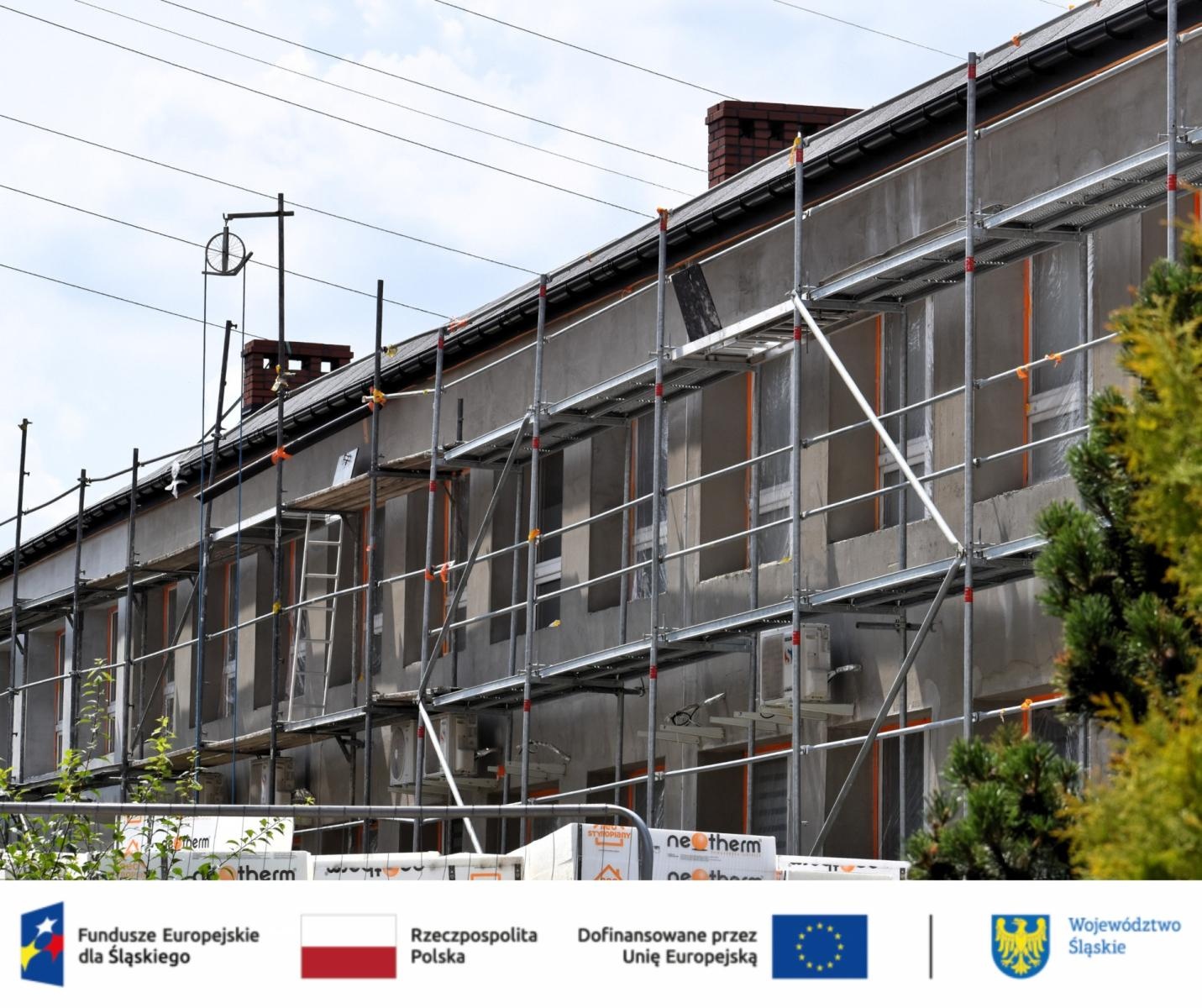 Zdjęcie w galerii na portalu naszwodzislaw.com: Ośrodek Zdrowia w Rydułtowach przechodzi wielką metamorfozę. Budynek zyska nowy wygląd i będzie tańszy w utrzymaniu wiadomości z regionu
