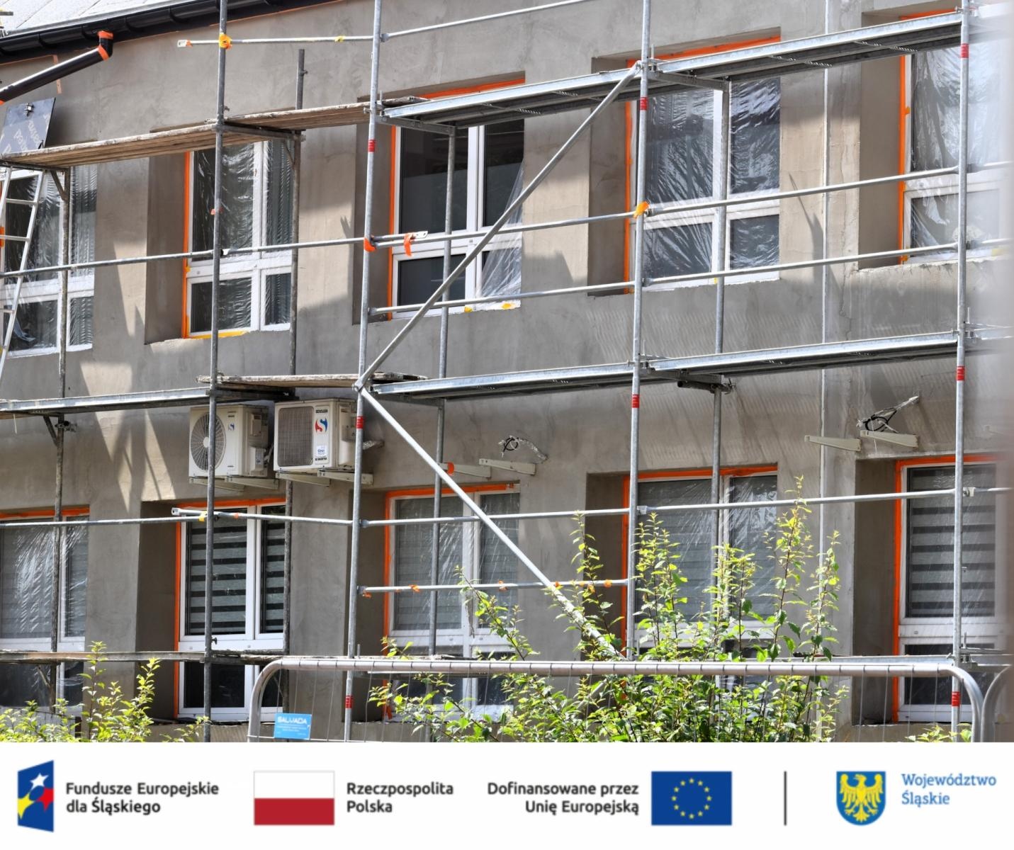 Zdjęcie w galerii na portalu naszwodzislaw.com: Ośrodek Zdrowia w Rydułtowach przechodzi wielką metamorfozę. Budynek zyska nowy wygląd i będzie tańszy w utrzymaniu wiadomości z regionu