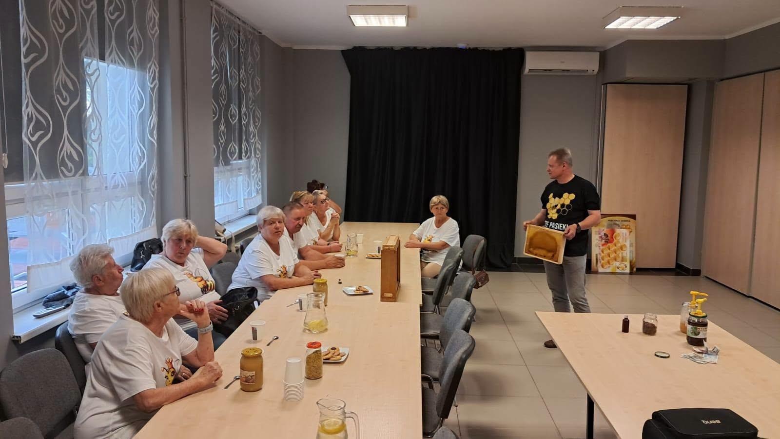 Zdjęcie w galerii na portalu naszwodzislaw.com: W Bukowie powstawały świece z naturalnego wosku pszczelego. Wyjątkowe warsztaty za nami wiadomości z regionu