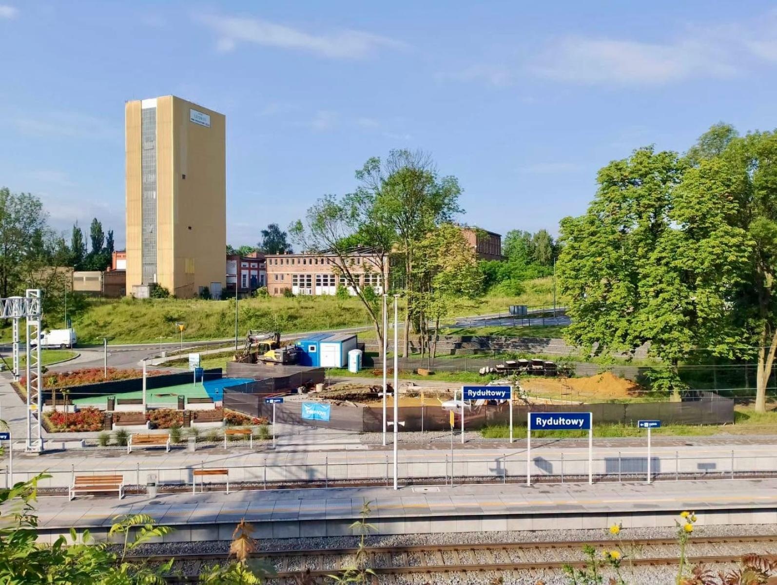 Zdjęcie w galerii na portalu naszwodzislaw.com: Tak rośnie nowe centrum przesiadkowe w Rydułtowach. Budynek nabiera kształtów wiadomości z regionu