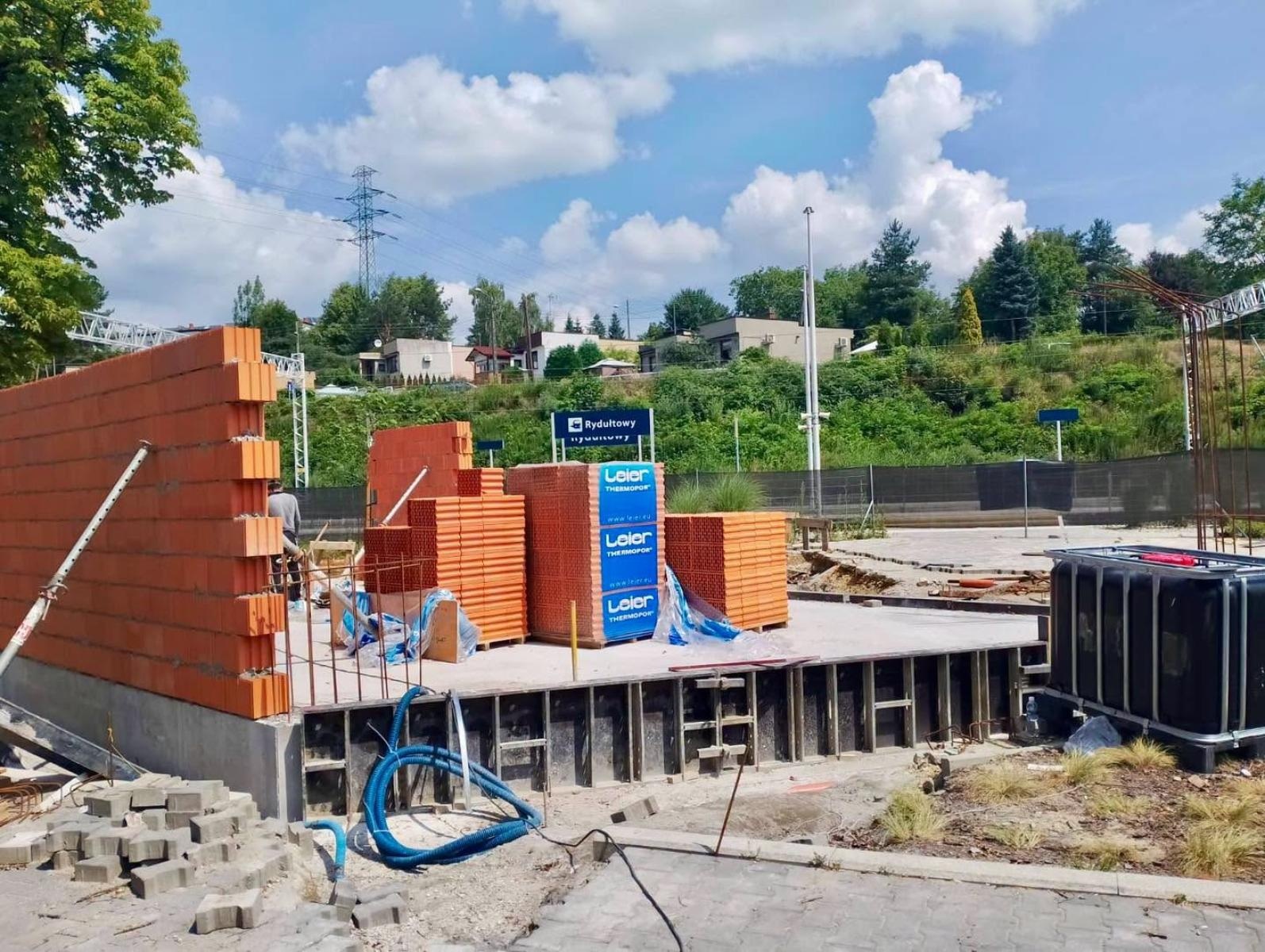 Zdjęcie w galerii na portalu naszwodzislaw.com: Tak rośnie nowe centrum przesiadkowe w Rydułtowach. Budynek nabiera kształtów wiadomości z regionu