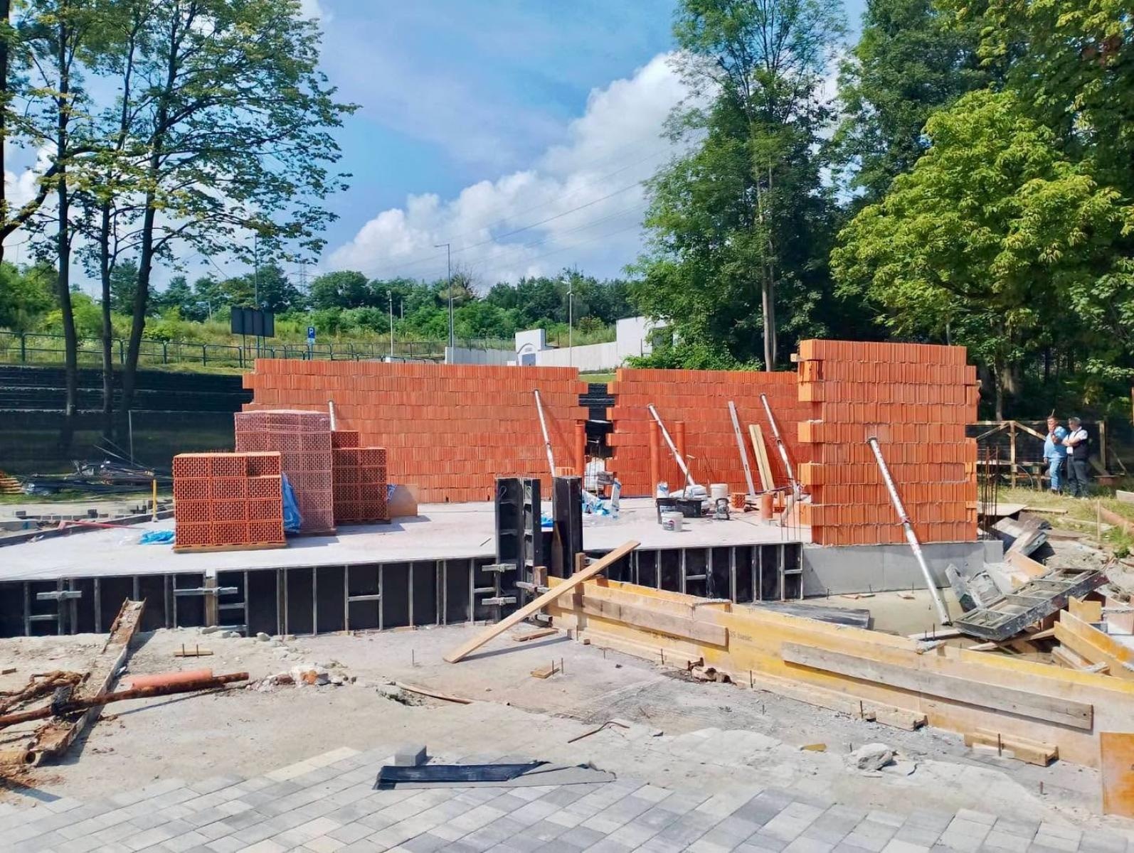 Zdjęcie w galerii na portalu naszwodzislaw.com: Tak rośnie nowe centrum przesiadkowe w Rydułtowach. Budynek nabiera kształtów wiadomości z regionu