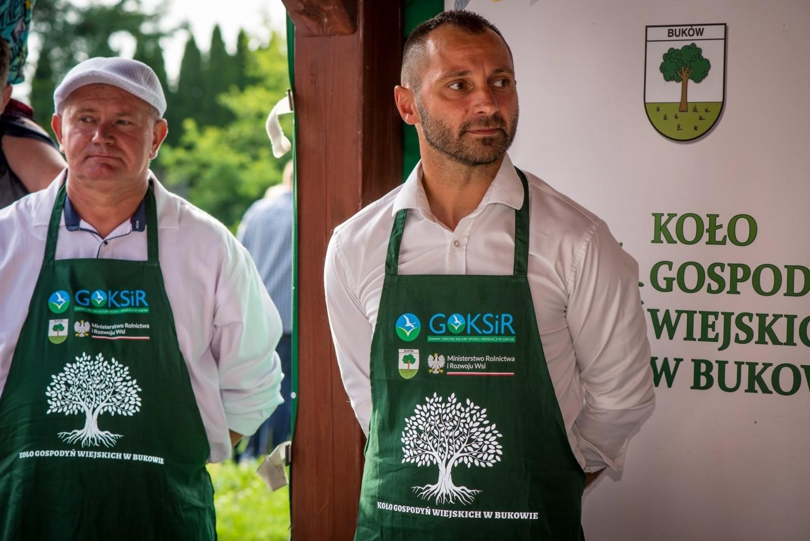 Zdjęcie w galerii na portalu naszwodzislaw.com: Rolady połączyły pokolenia. Kulinarne święto w Bukowie przyciągnęło tłumy [FOTO] wiadomości z regionu
