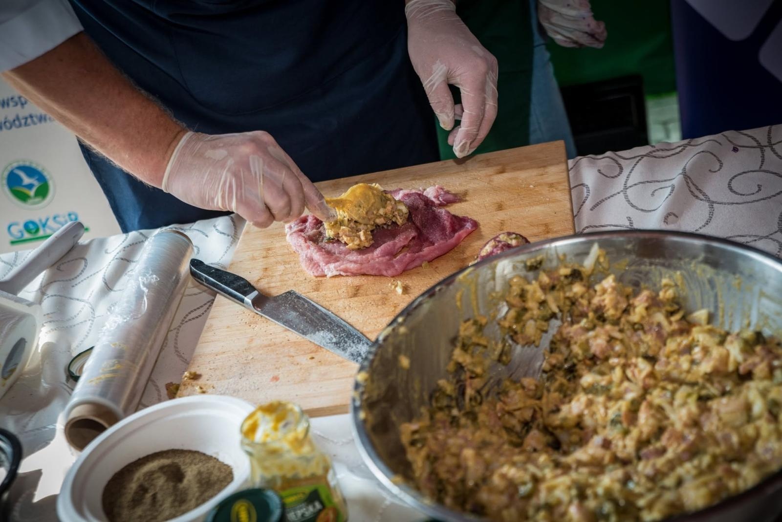Zdjęcie w galerii na portalu naszwodzislaw.com: Rolady połączyły pokolenia. Kulinarne święto w Bukowie przyciągnęło tłumy [FOTO] wiadomości z regionu