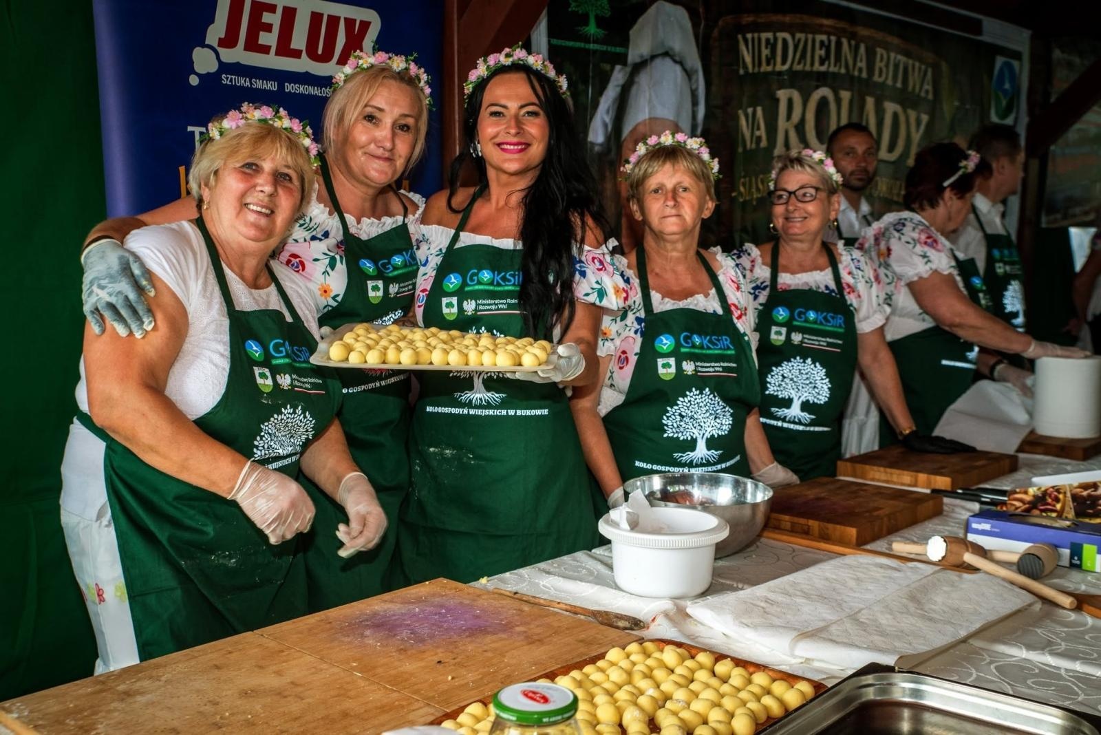 Zdjęcie w galerii na portalu naszwodzislaw.com: Rolady połączyły pokolenia. Kulinarne święto w Bukowie przyciągnęło tłumy [FOTO] wiadomości z regionu