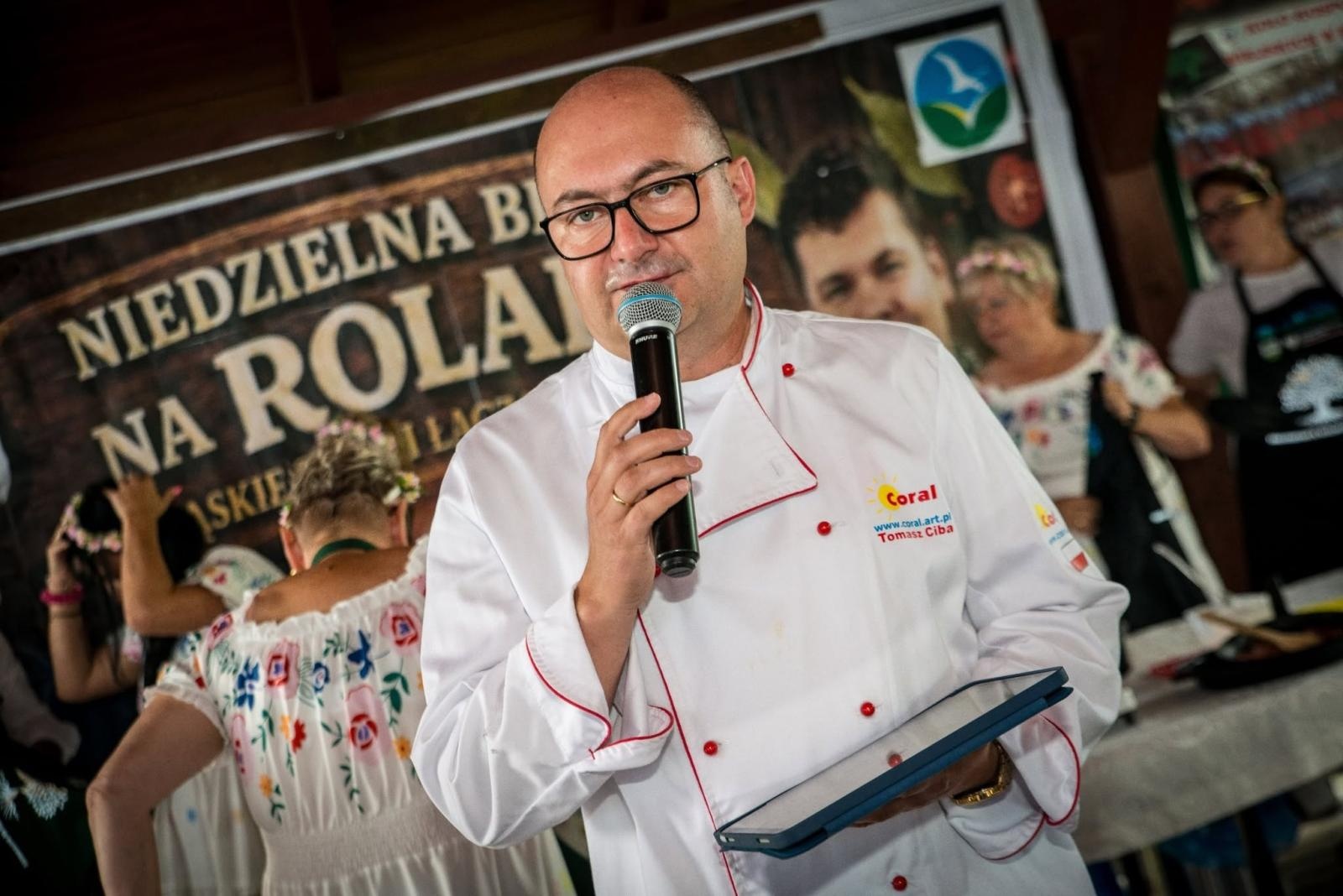 Zdjęcie w galerii na portalu naszwodzislaw.com: Rolady połączyły pokolenia. Kulinarne święto w Bukowie przyciągnęło tłumy [FOTO] wiadomości z regionu
