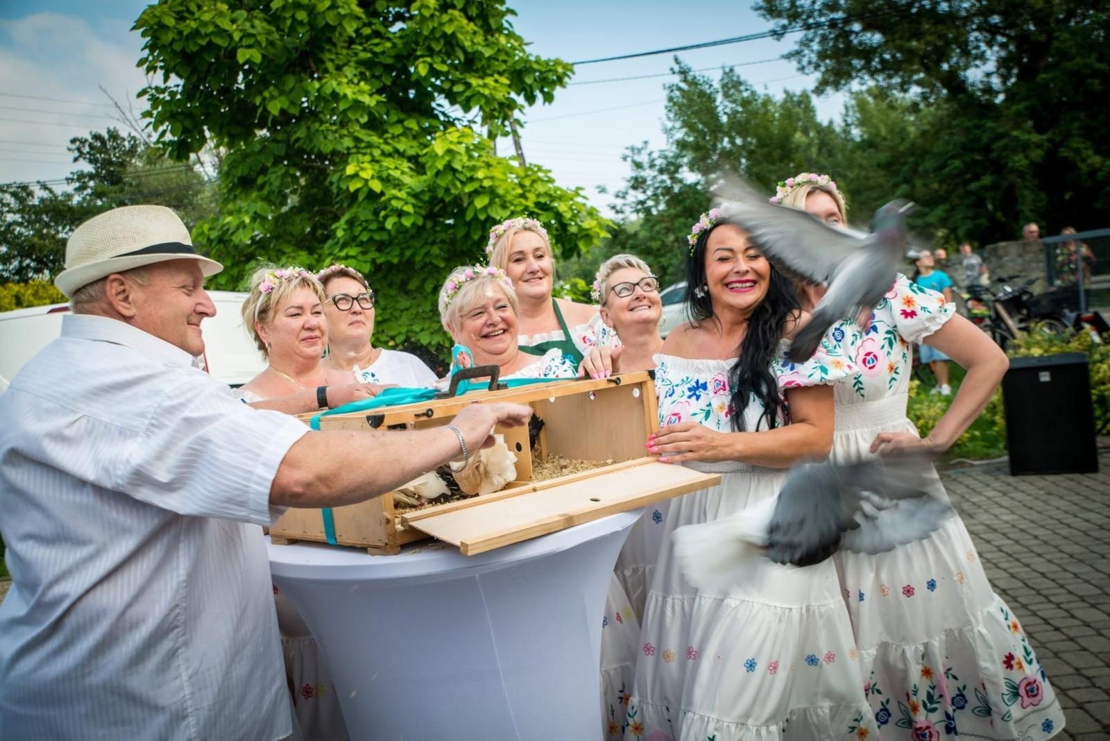 Zdjęcie w galerii na portalu naszwodzislaw.com: Rolady połączyły pokolenia. Kulinarne święto w Bukowie przyciągnęło tłumy [FOTO] wiadomości z regionu