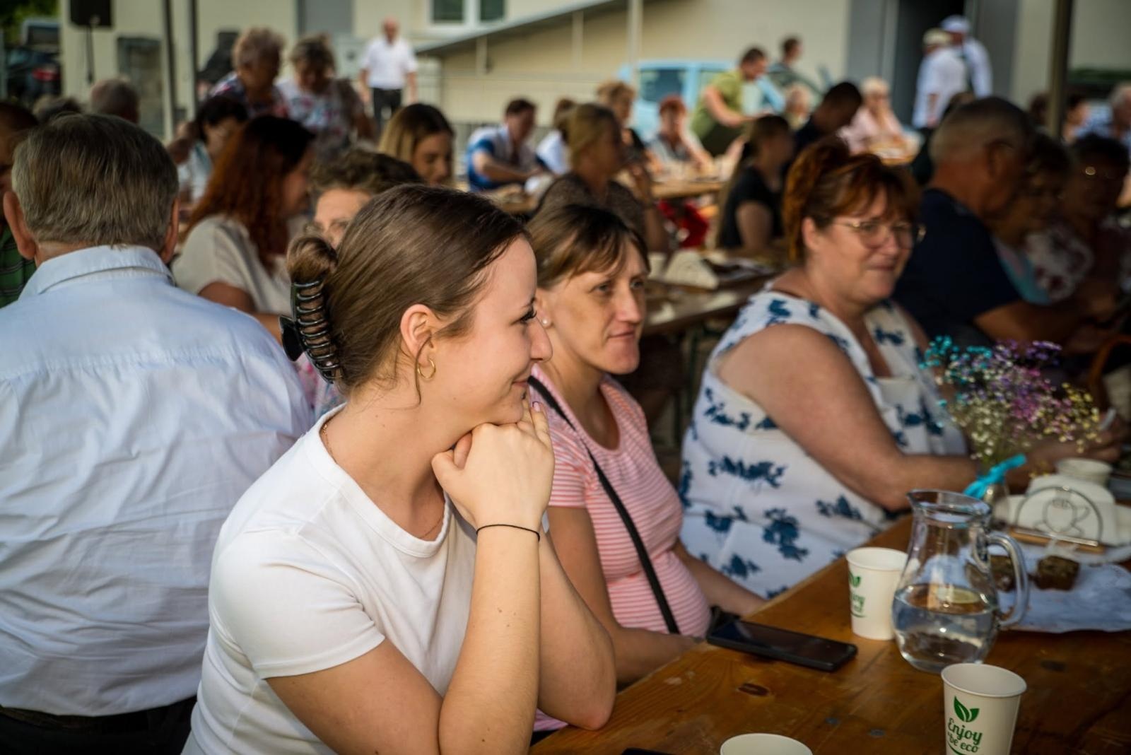 Zdjęcie w galerii na portalu naszwodzislaw.com: Rolady połączyły pokolenia. Kulinarne święto w Bukowie przyciągnęło tłumy [FOTO] wiadomości z regionu