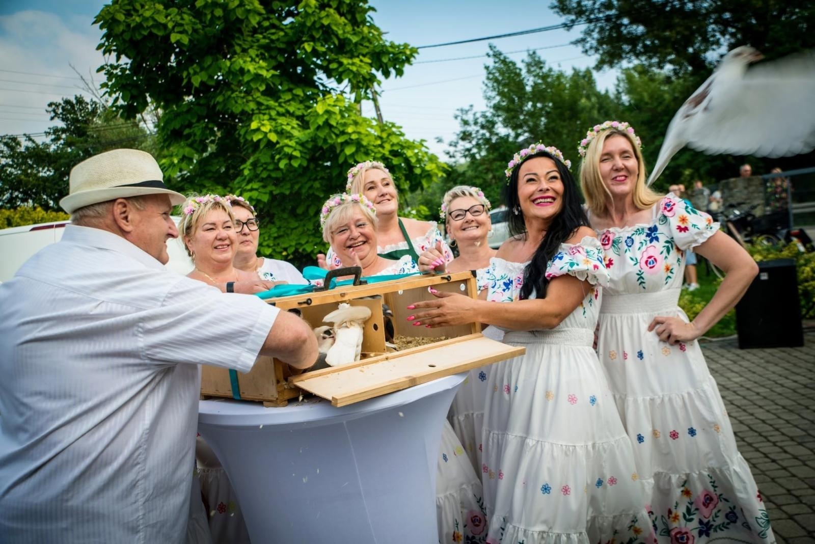 Zdjęcie w galerii na portalu naszwodzislaw.com: Rolady połączyły pokolenia. Kulinarne święto w Bukowie przyciągnęło tłumy [FOTO] wiadomości z regionu