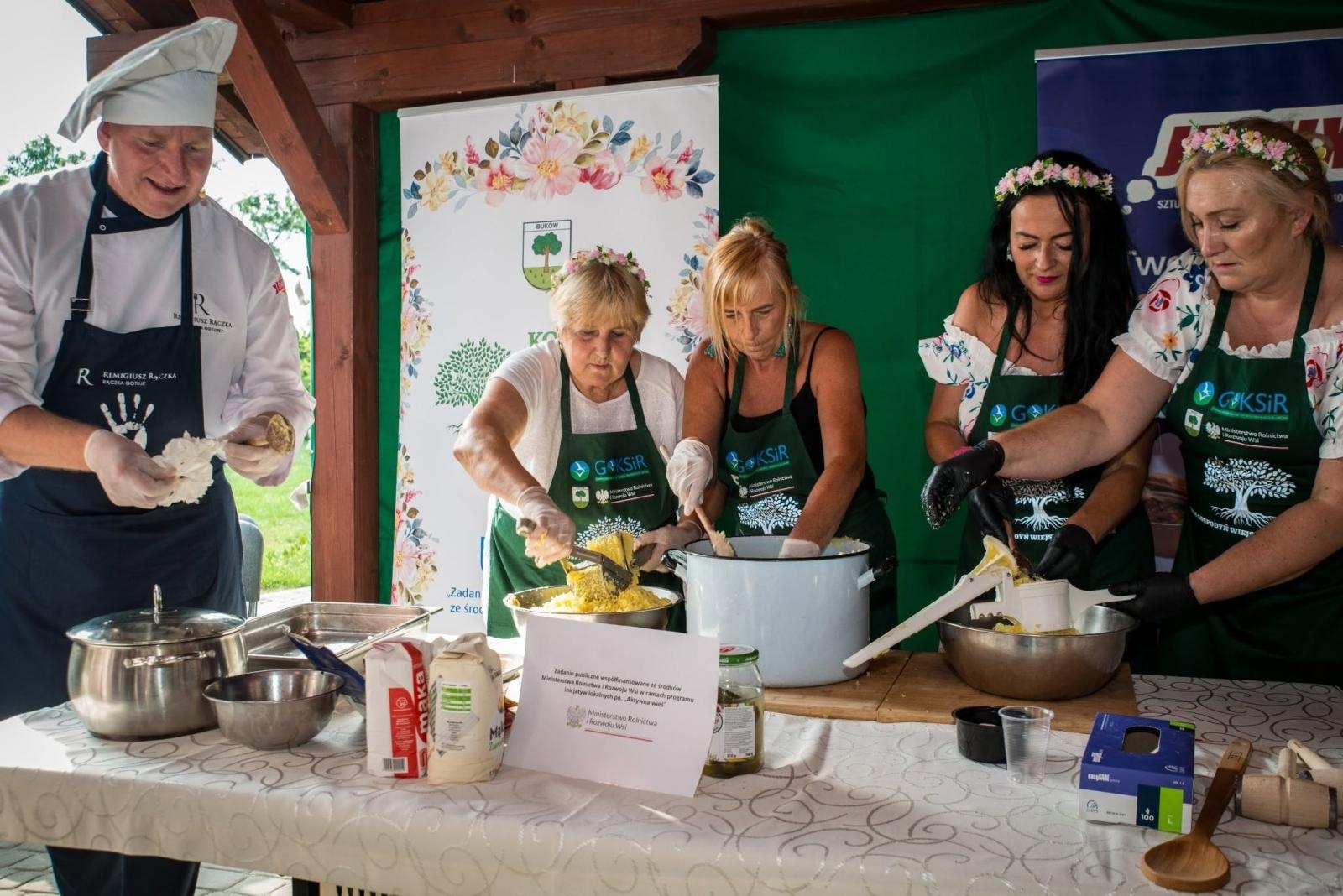 Zdjęcie w galerii na portalu naszwodzislaw.com: Rolady połączyły pokolenia. Kulinarne święto w Bukowie przyciągnęło tłumy [FOTO] wiadomości z regionu
