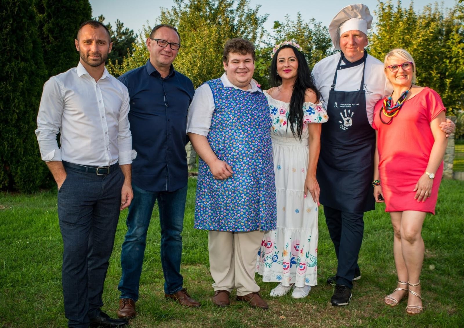 Zdjęcie w galerii na portalu naszwodzislaw.com: Rolady połączyły pokolenia. Kulinarne święto w Bukowie przyciągnęło tłumy [FOTO] wiadomości z regionu