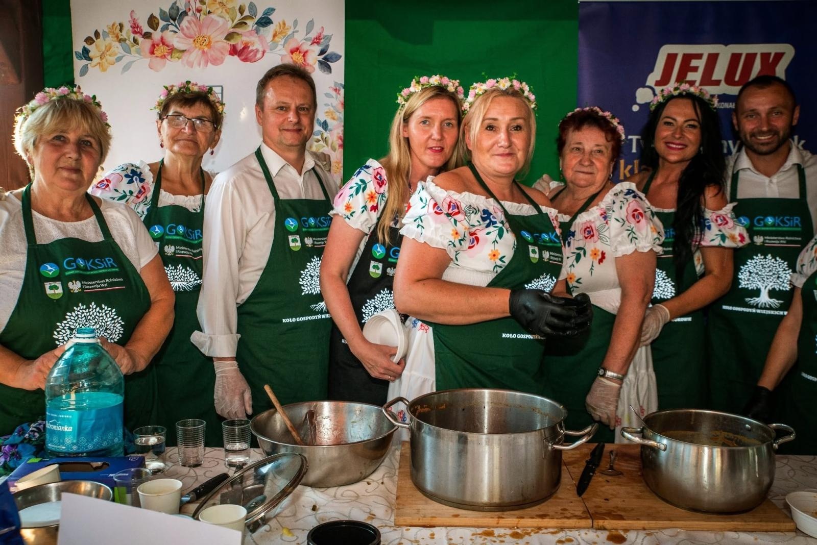 Zdjęcie w galerii na portalu naszwodzislaw.com: Rolady połączyły pokolenia. Kulinarne święto w Bukowie przyciągnęło tłumy [FOTO] wiadomości z regionu