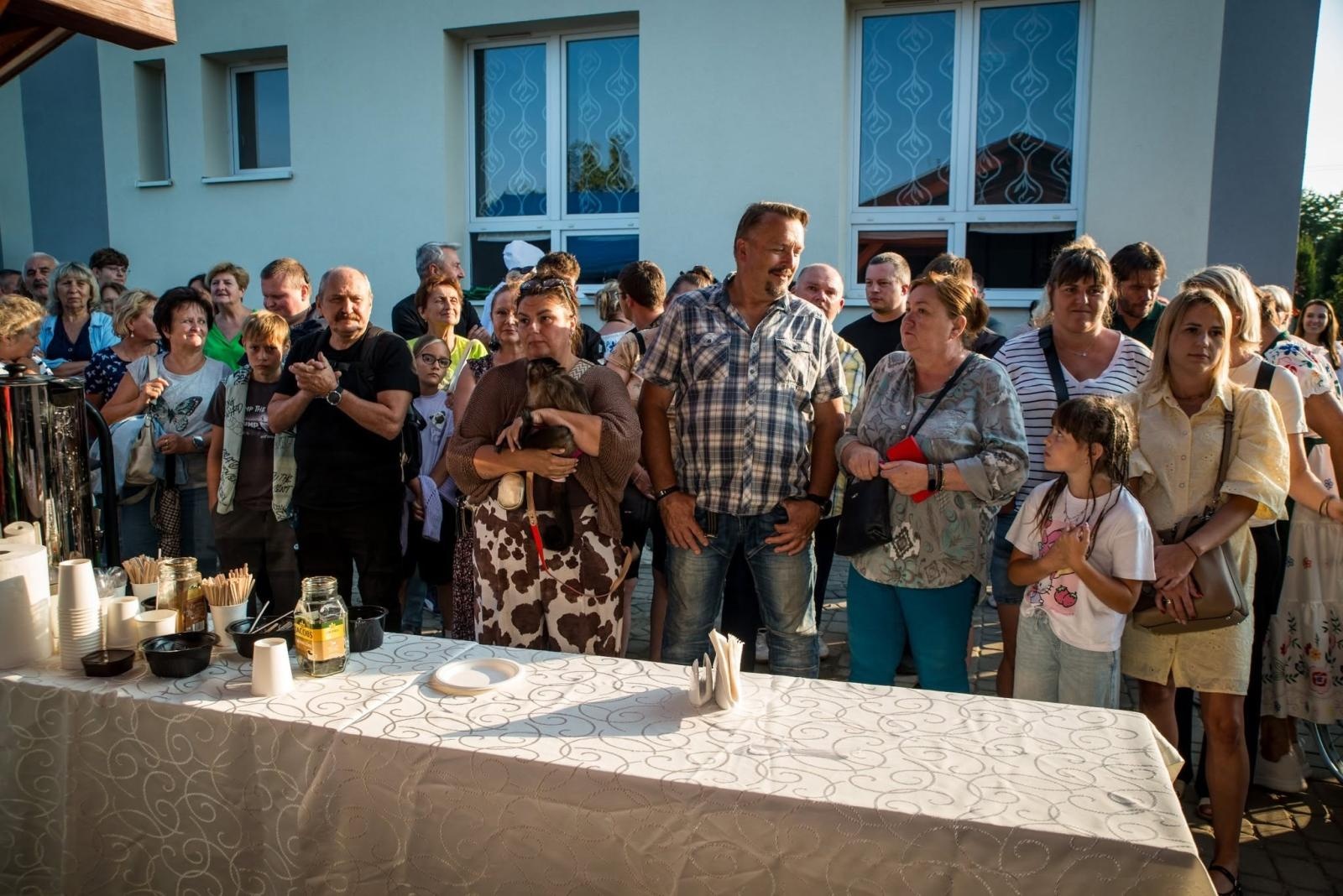 Zdjęcie w galerii na portalu naszwodzislaw.com: Rolady połączyły pokolenia. Kulinarne święto w Bukowie przyciągnęło tłumy [FOTO] wiadomości z regionu