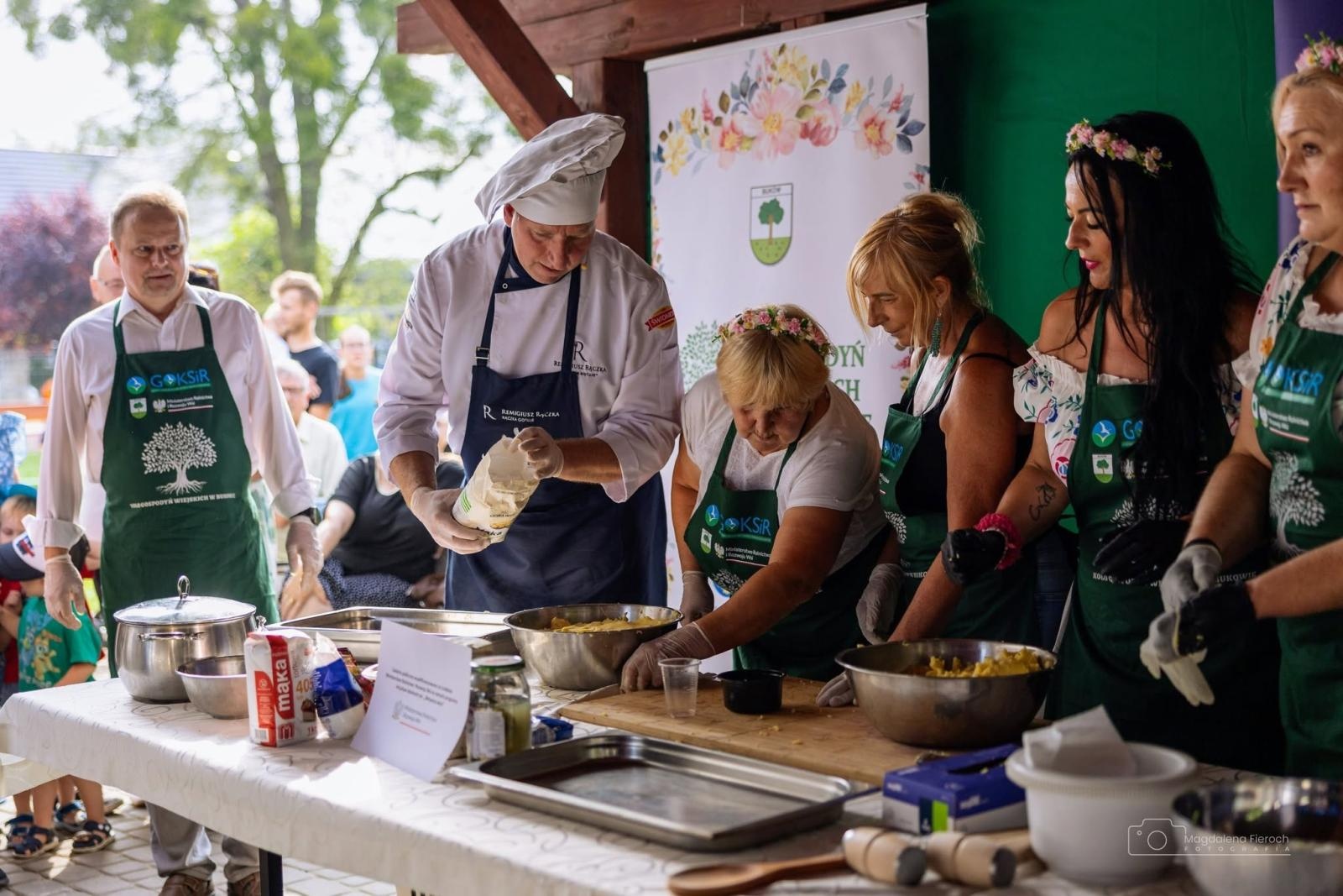 Zdjęcie w galerii na portalu naszwodzislaw.com: Rolady połączyły pokolenia. Kulinarne święto w Bukowie przyciągnęło tłumy [FOTO] wiadomości z regionu