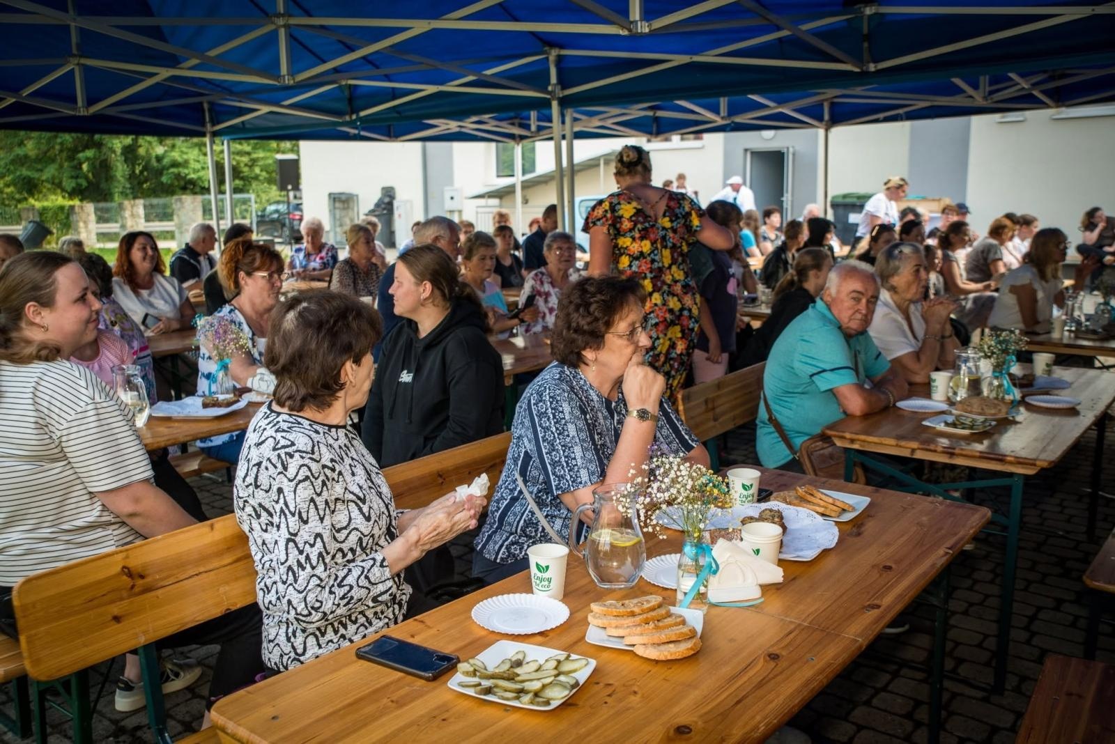 Zdjęcie w galerii na portalu naszwodzislaw.com: Rolady połączyły pokolenia. Kulinarne święto w Bukowie przyciągnęło tłumy [FOTO] wiadomości z regionu