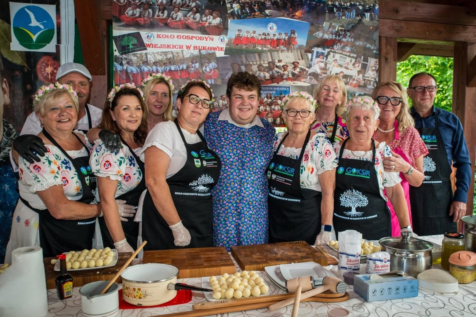 Zdjęcie w galerii na portalu naszwodzislaw.com: Rolady połączyły pokolenia. Kulinarne święto w Bukowie przyciągnęło tłumy [FOTO] wiadomości z regionu
