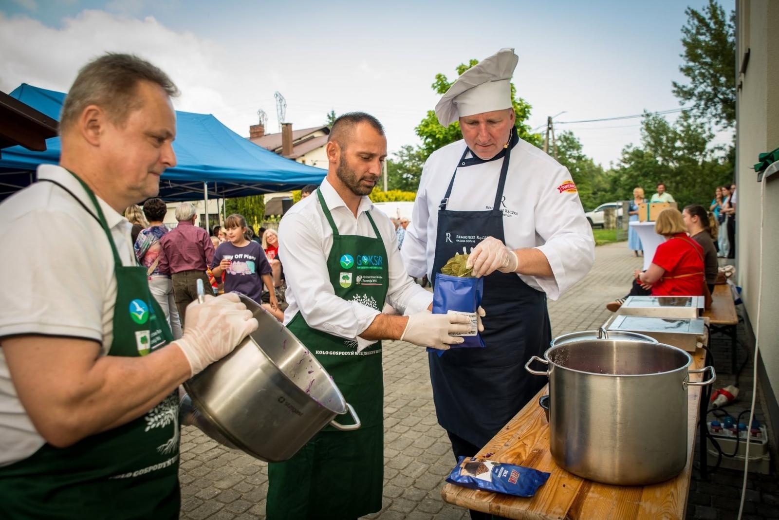 Zdjęcie w galerii na portalu naszwodzislaw.com: Rolady połączyły pokolenia. Kulinarne święto w Bukowie przyciągnęło tłumy [FOTO] wiadomości z regionu