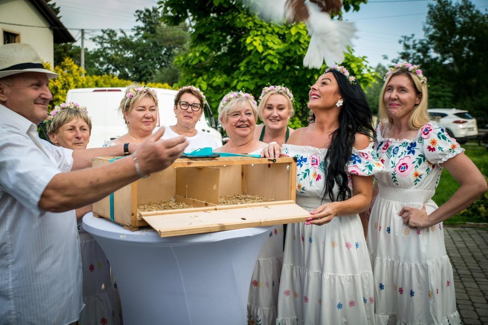 Zdjęcie w galerii na portalu naszwodzislaw.com: Rolady połączyły pokolenia. Kulinarne święto w Bukowie przyciągnęło tłumy [FOTO] wiadomości z regionu