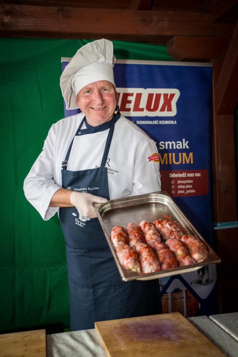 Zdjęcie w galerii na portalu naszwodzislaw.com: Rolady połączyły pokolenia. Kulinarne święto w Bukowie przyciągnęło tłumy [FOTO] wiadomości z regionu