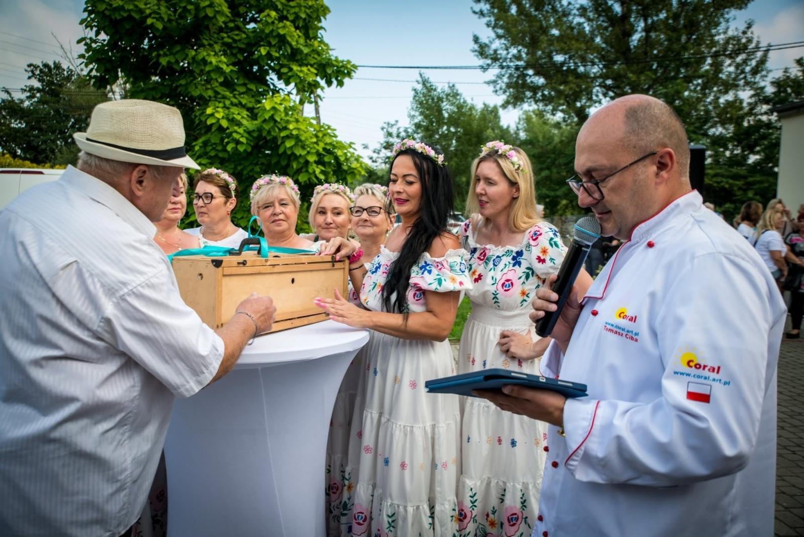 Zdjęcie w galerii na portalu naszwodzislaw.com: Rolady połączyły pokolenia. Kulinarne święto w Bukowie przyciągnęło tłumy [FOTO] wiadomości z regionu