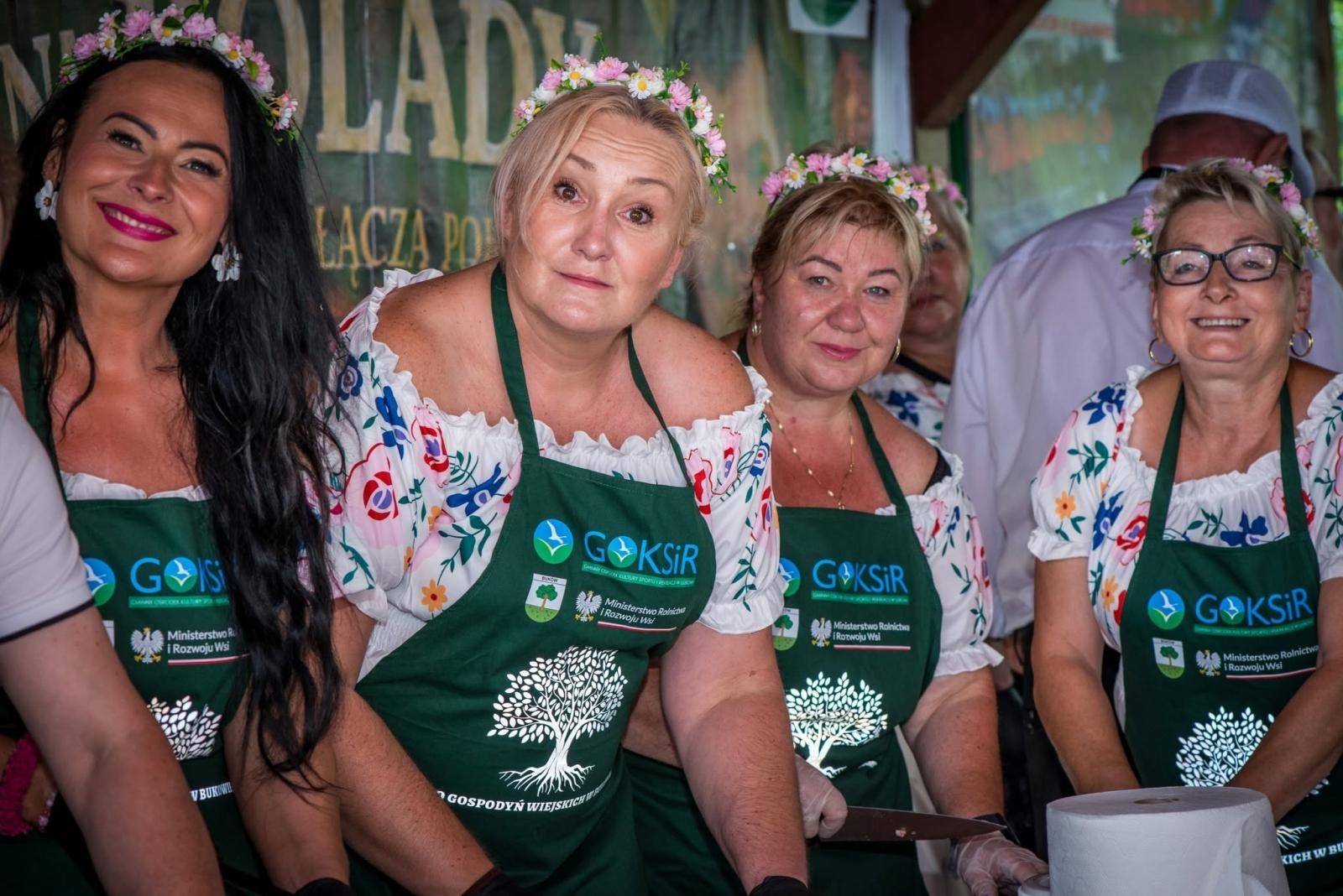 Zdjęcie w galerii na portalu naszwodzislaw.com: Rolady połączyły pokolenia. Kulinarne święto w Bukowie przyciągnęło tłumy [FOTO] wiadomości z regionu