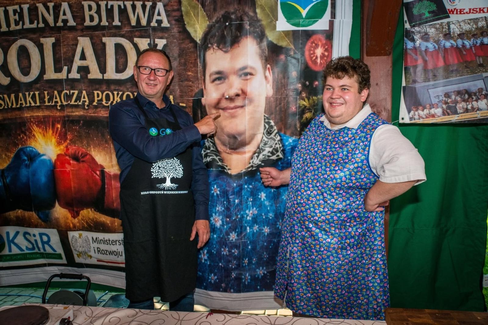 Zdjęcie w galerii na portalu naszwodzislaw.com: Rolady połączyły pokolenia. Kulinarne święto w Bukowie przyciągnęło tłumy [FOTO] wiadomości z regionu
