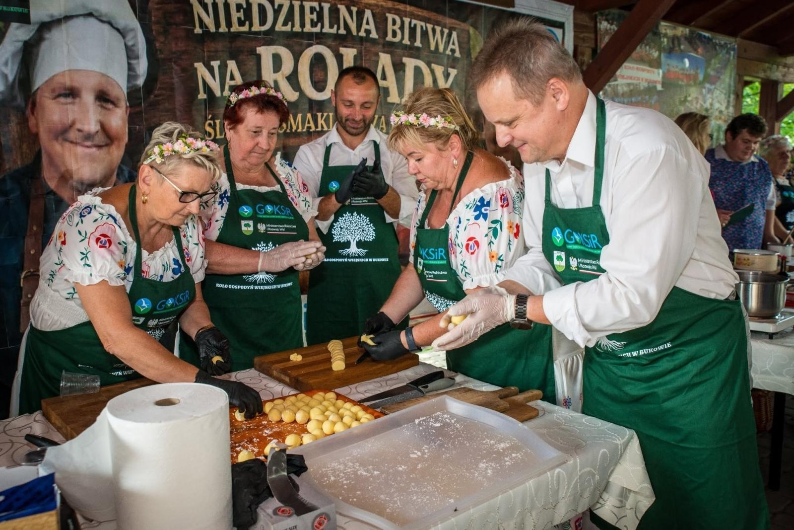 Zdjęcie w galerii na portalu naszwodzislaw.com: Rolady połączyły pokolenia. Kulinarne święto w Bukowie przyciągnęło tłumy [FOTO] wiadomości z regionu