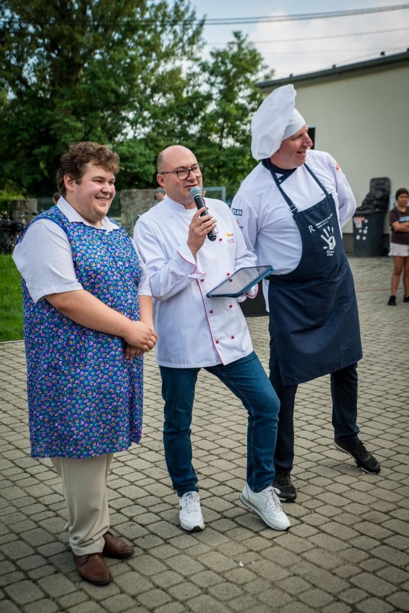 Zdjęcie w galerii na portalu naszwodzislaw.com: Rolady połączyły pokolenia. Kulinarne święto w Bukowie przyciągnęło tłumy [FOTO] wiadomości z regionu