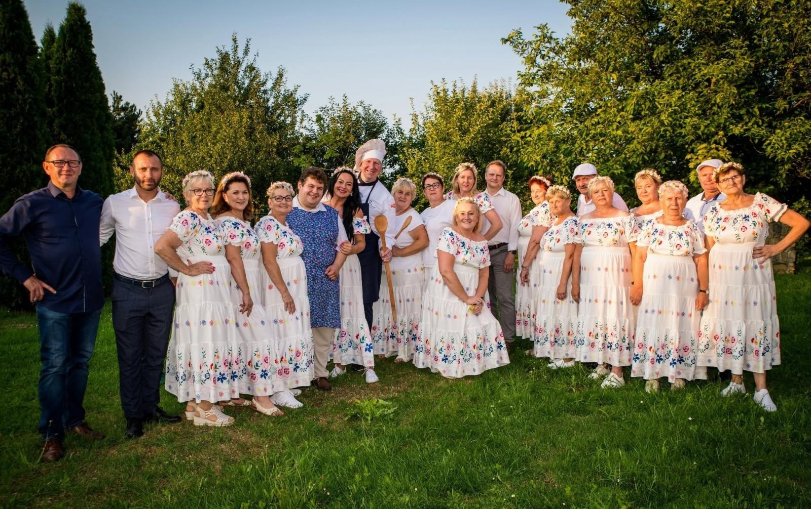 Zdjęcie w galerii na portalu naszwodzislaw.com: Rolady połączyły pokolenia. Kulinarne święto w Bukowie przyciągnęło tłumy [FOTO] wiadomości z regionu