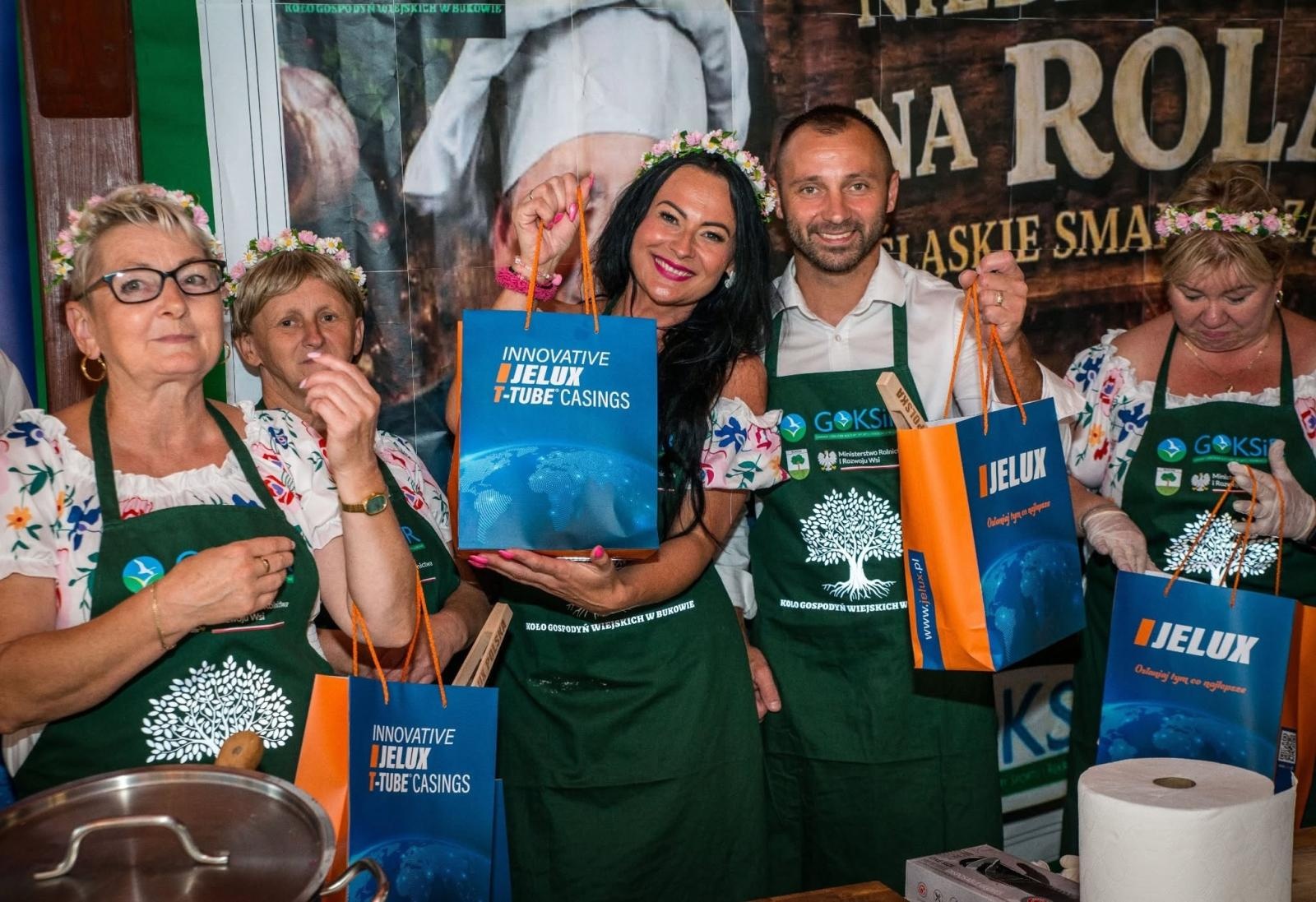 Zdjęcie w galerii na portalu naszwodzislaw.com: Rolady połączyły pokolenia. Kulinarne święto w Bukowie przyciągnęło tłumy [FOTO] wiadomości z regionu