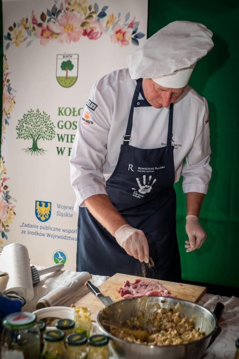 Zdjęcie w galerii na portalu naszwodzislaw.com: Rolady połączyły pokolenia. Kulinarne święto w Bukowie przyciągnęło tłumy [FOTO] wiadomości z regionu