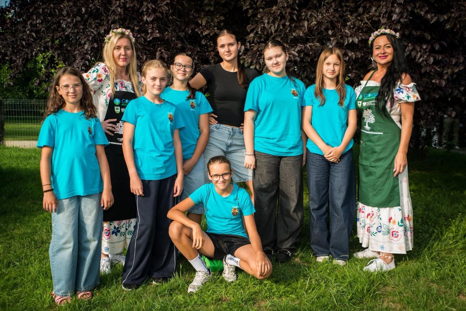 Zdjęcie w galerii na portalu naszwodzislaw.com: Rolady połączyły pokolenia. Kulinarne święto w Bukowie przyciągnęło tłumy [FOTO] wiadomości z regionu