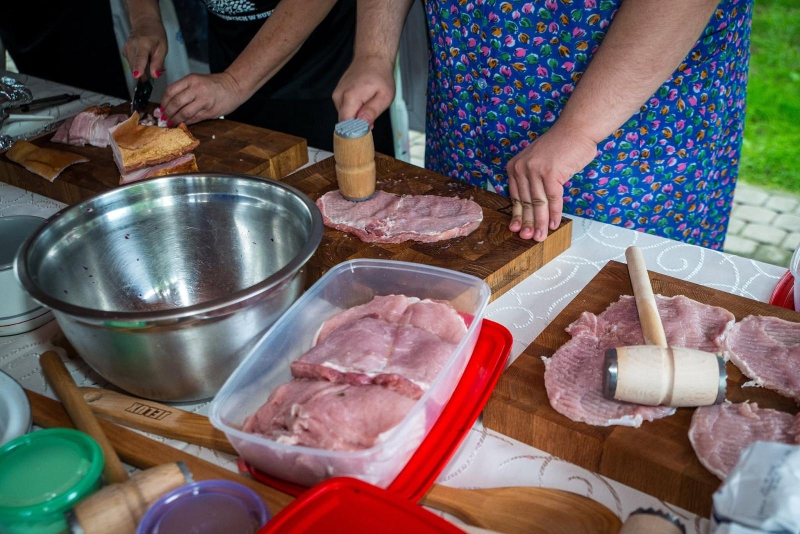 Zdjęcie w galerii na portalu naszwodzislaw.com: Rolady połączyły pokolenia. Kulinarne święto w Bukowie przyciągnęło tłumy [FOTO] wiadomości z regionu